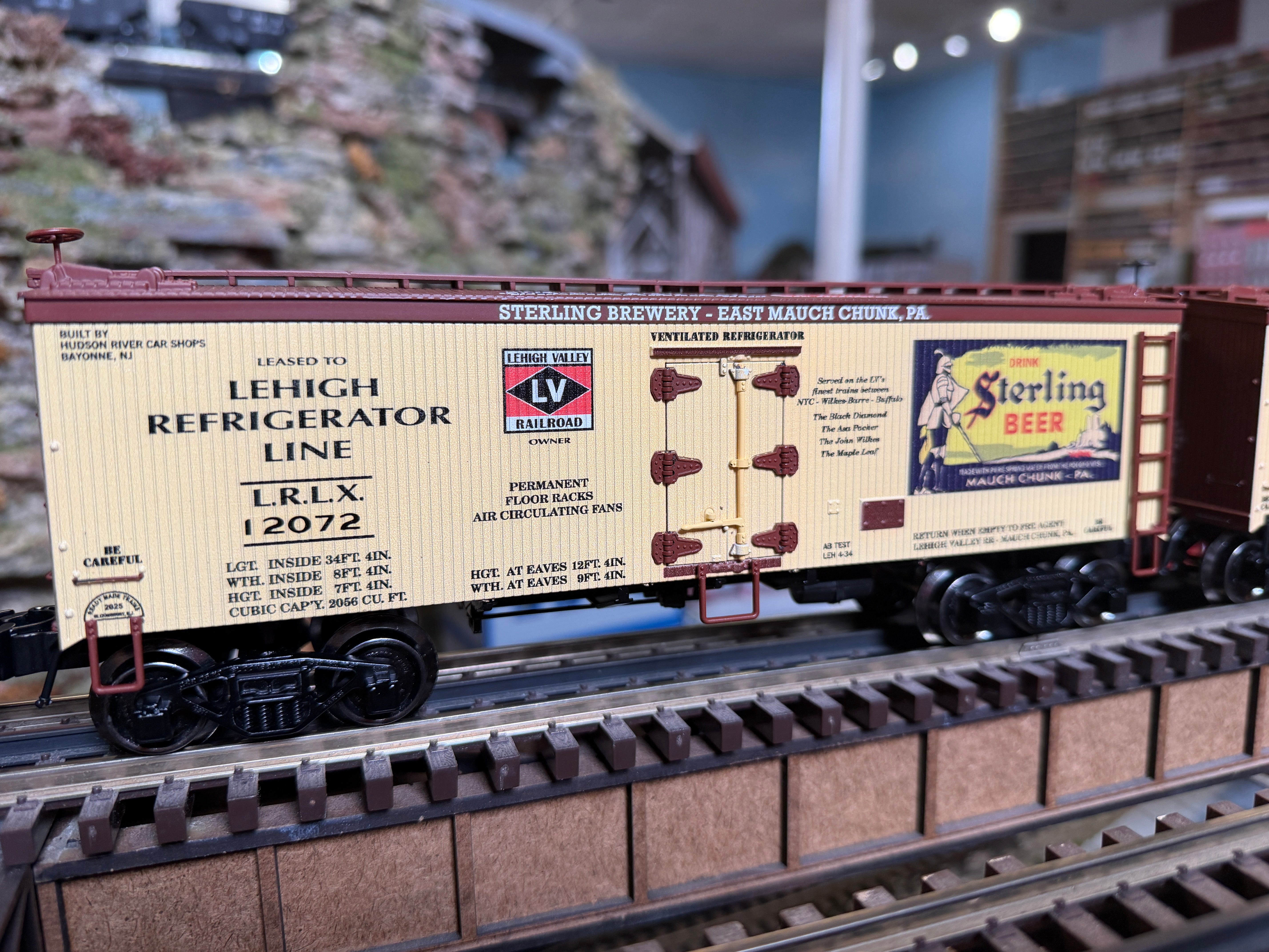 Ready Made Trains RMT-86199-174 - 36' Woodside Reefer Car "Lehigh Valley" (Sterling Beer)