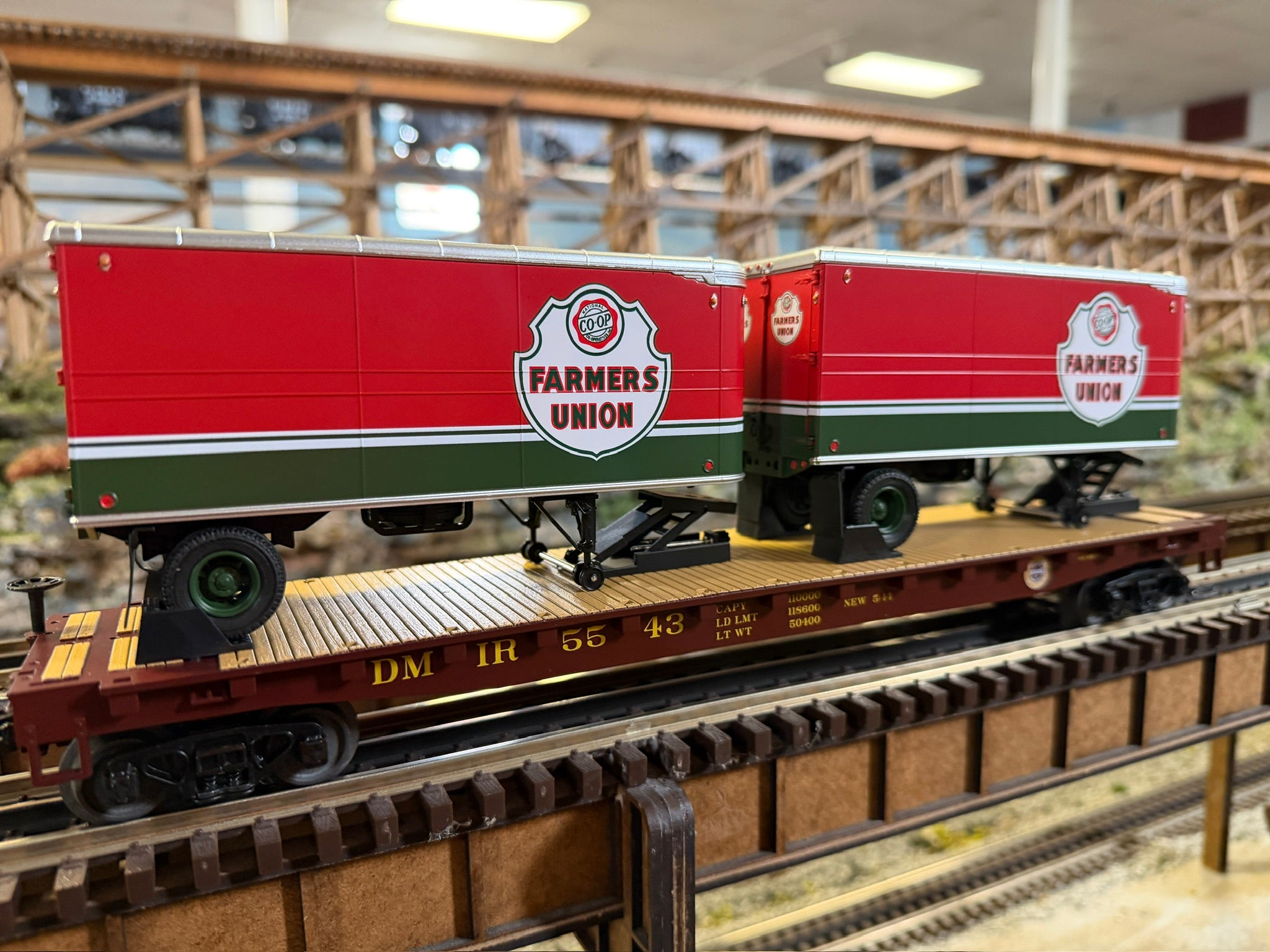 MTH 20-95714 - Flat Car "Duluth Missabe & Iron Range" w/ (2) PUP Trailers (Farmers Union)