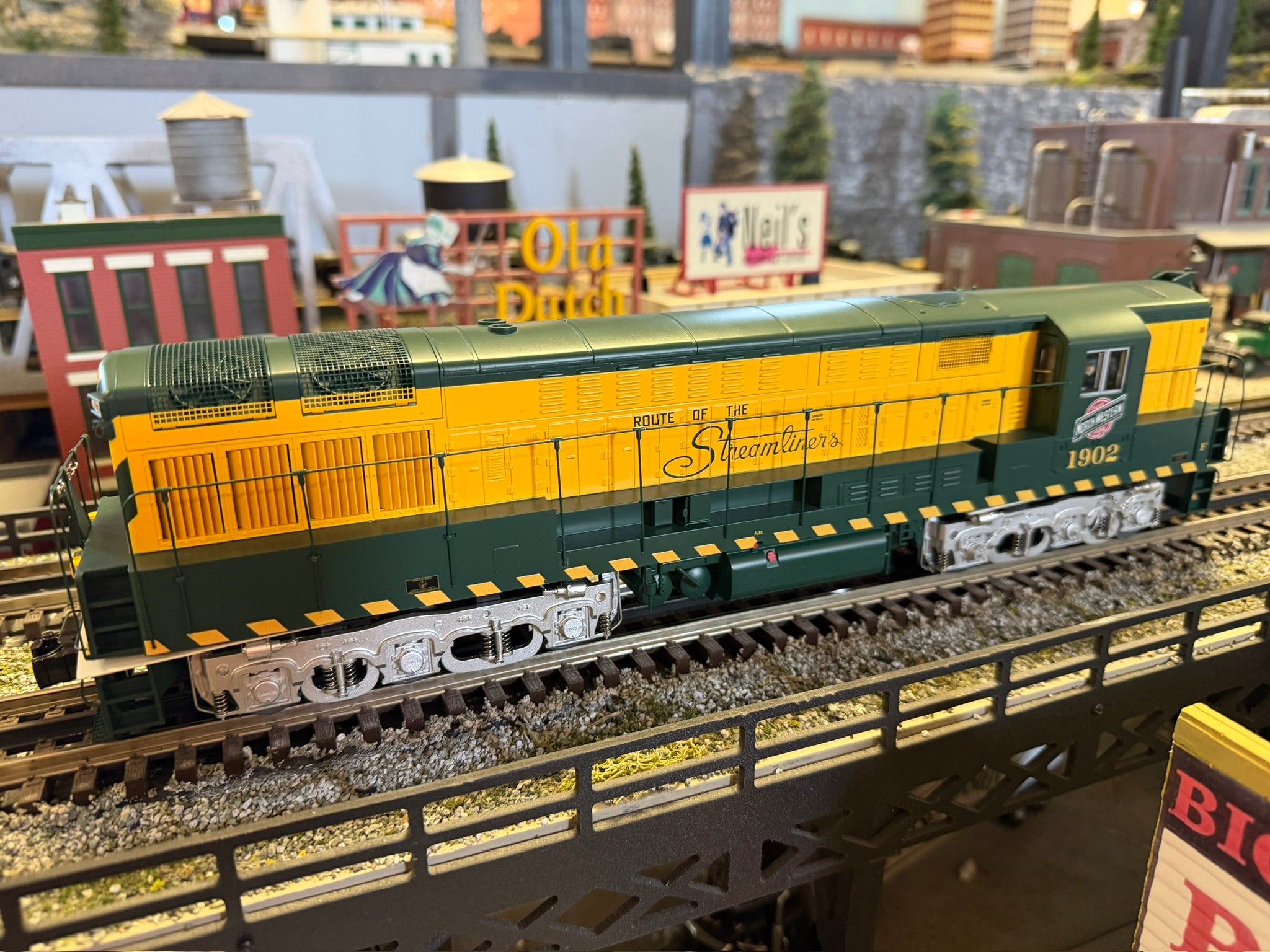 Lionel 2533682 - Legacy TrainMaster Diesel Locomotive "Chicago & North Western" #1906