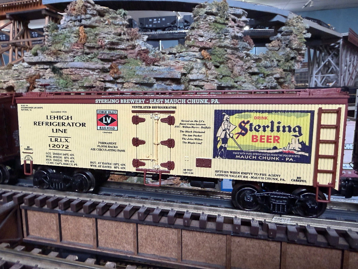 Ready Made Trains RMT-86199-174 - 36' Woodside Reefer Car "Lehigh Valley" (Sterling Beer)