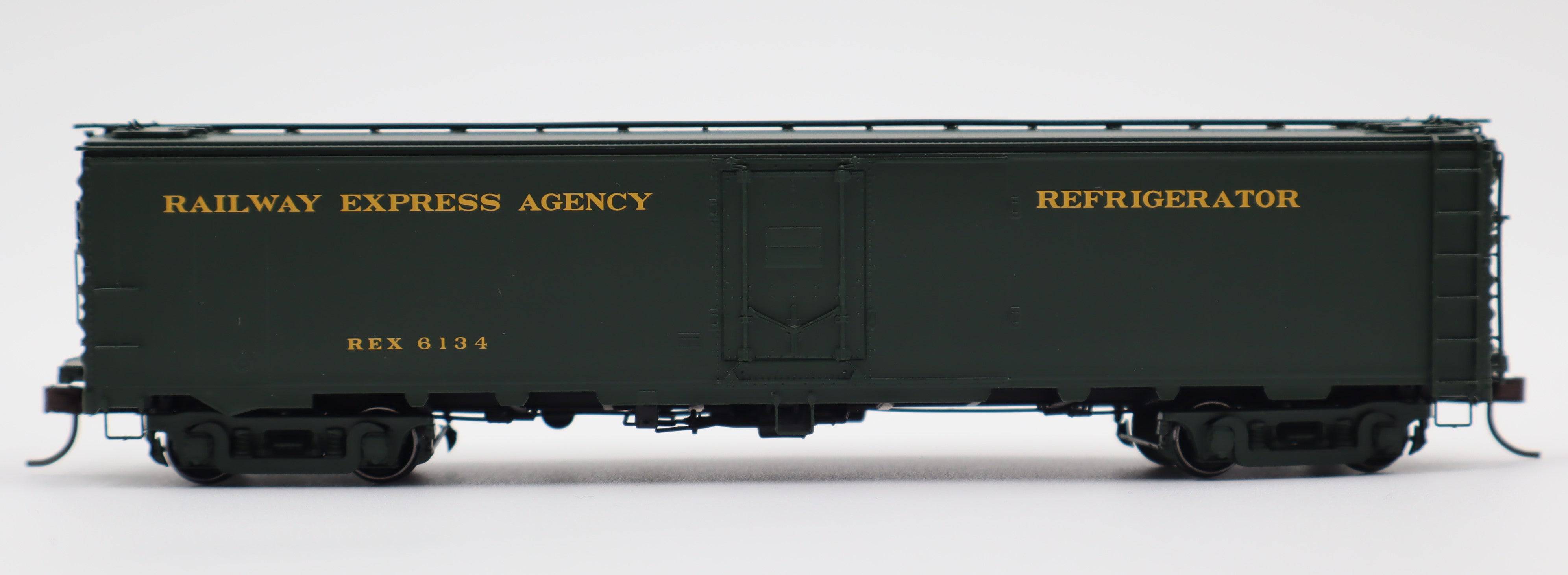 Atlas HO 20007642 - Master - REA Steel Express Reefer Car "REA" #6134 (Early 1950s Scheme)