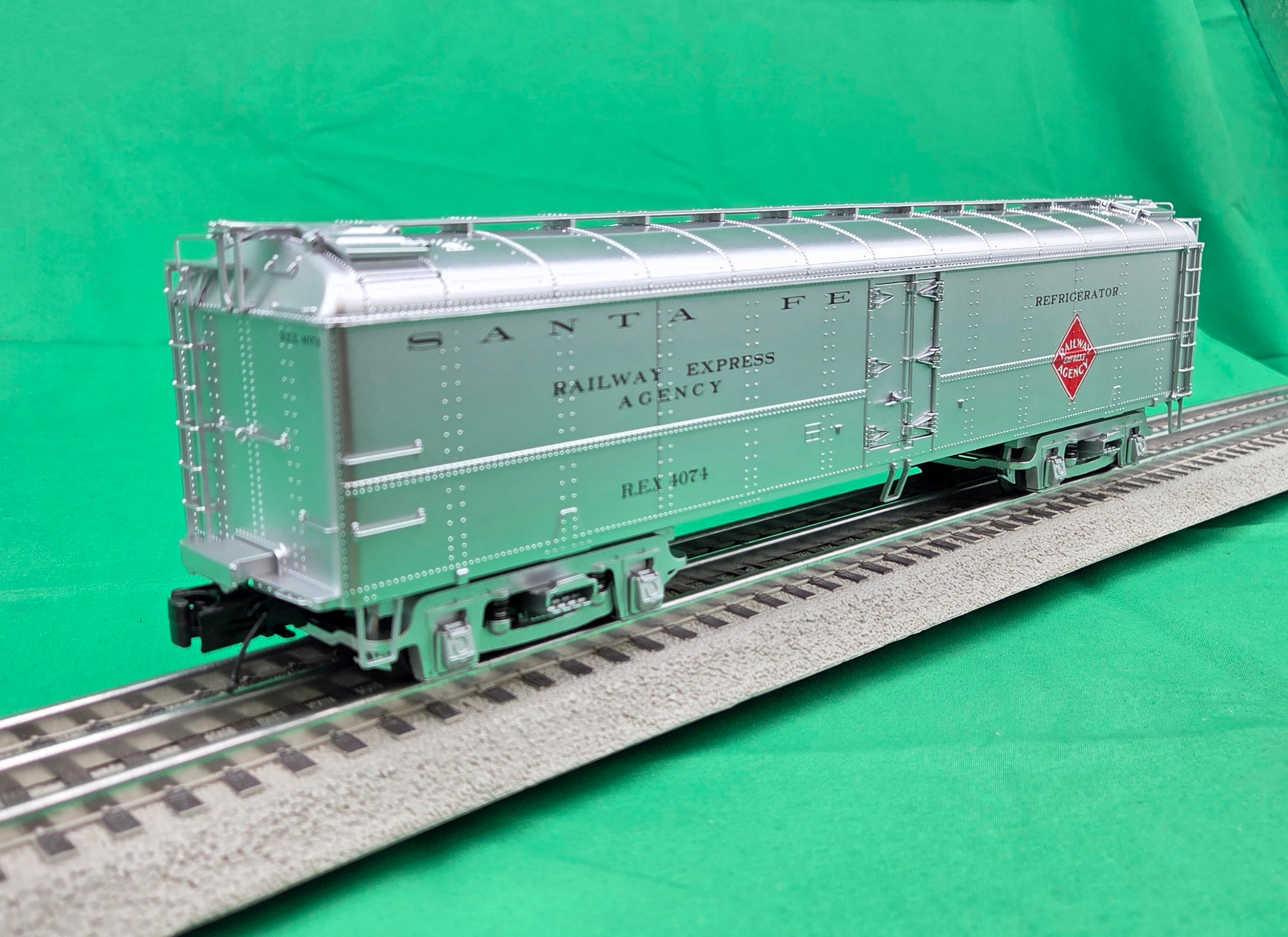MTH 20-94753 - R50B Express Reefer Car "Santa Fe" - MrMuffin'sTrains
