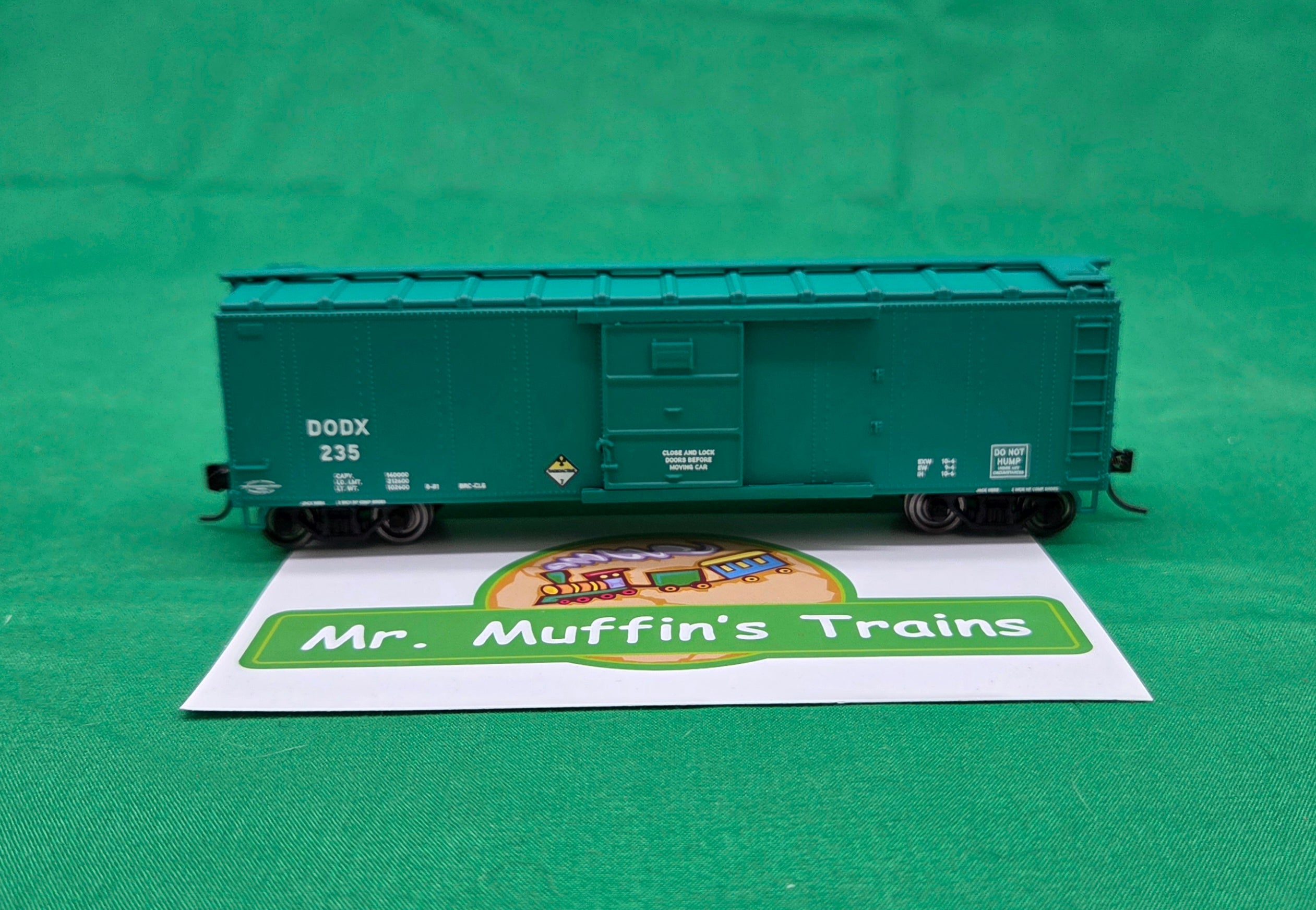 Lionel HO 2554330 - Radioactive Boxcar "DODX" #235 w/ Sound (Glow-in-the-Dark)
