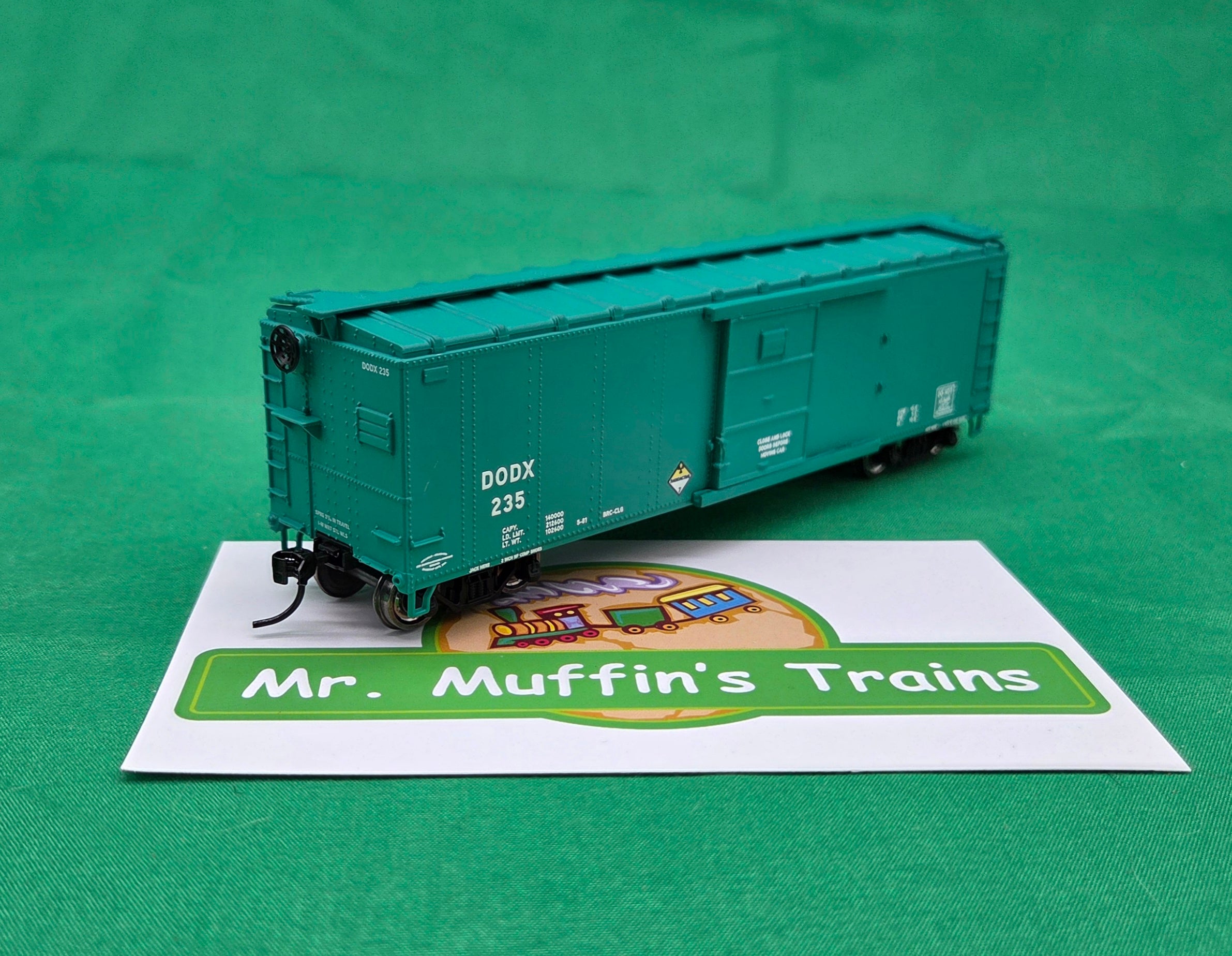 Lionel HO 2554330 - Radioactive Boxcar "DODX" #235 w/ Sound (Glow-in-the-Dark)