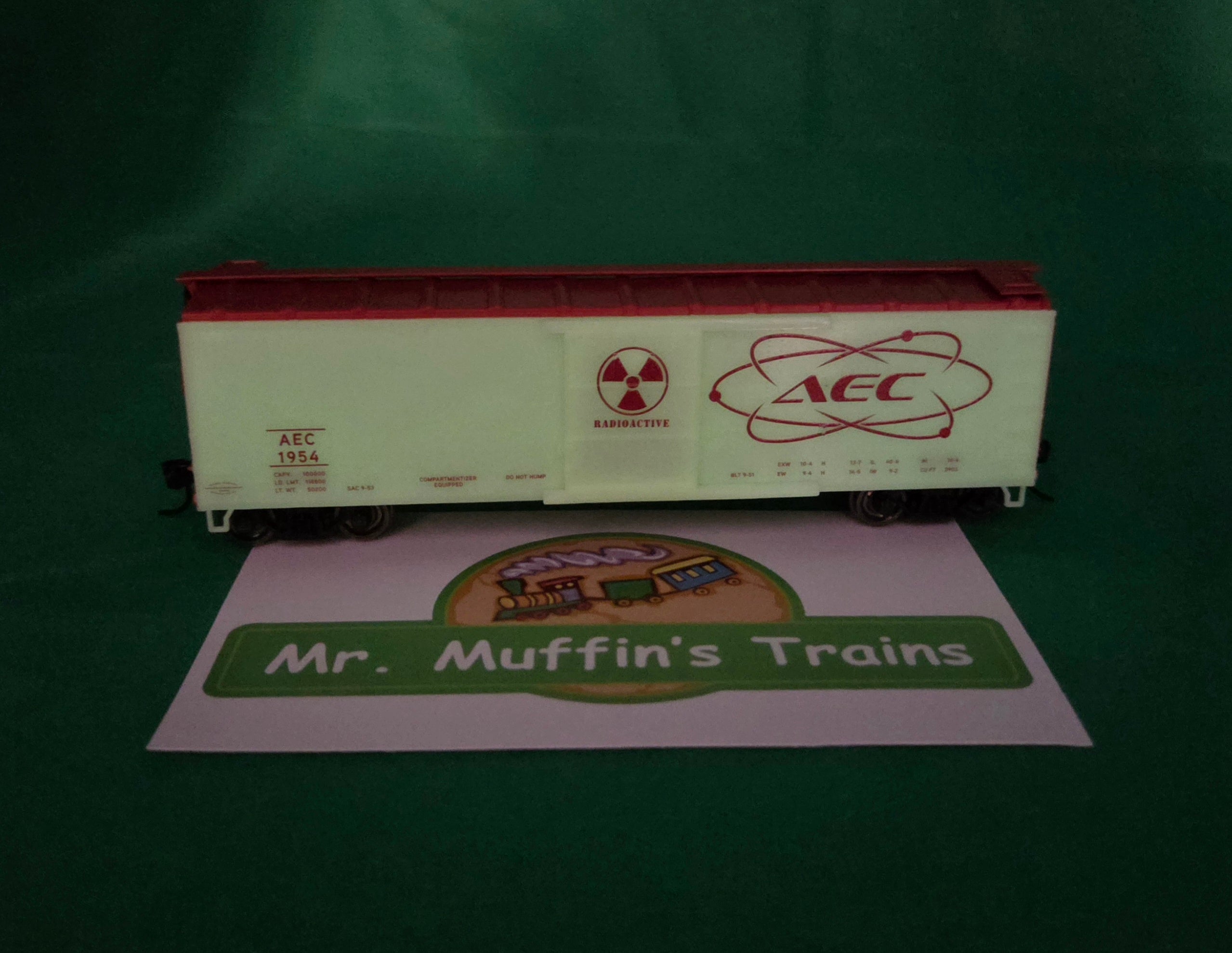 Lionel HO 2554210 - Radioactive Boxcar "AEC" #1954 w/ Sound (Glow-in-the-Dark)
