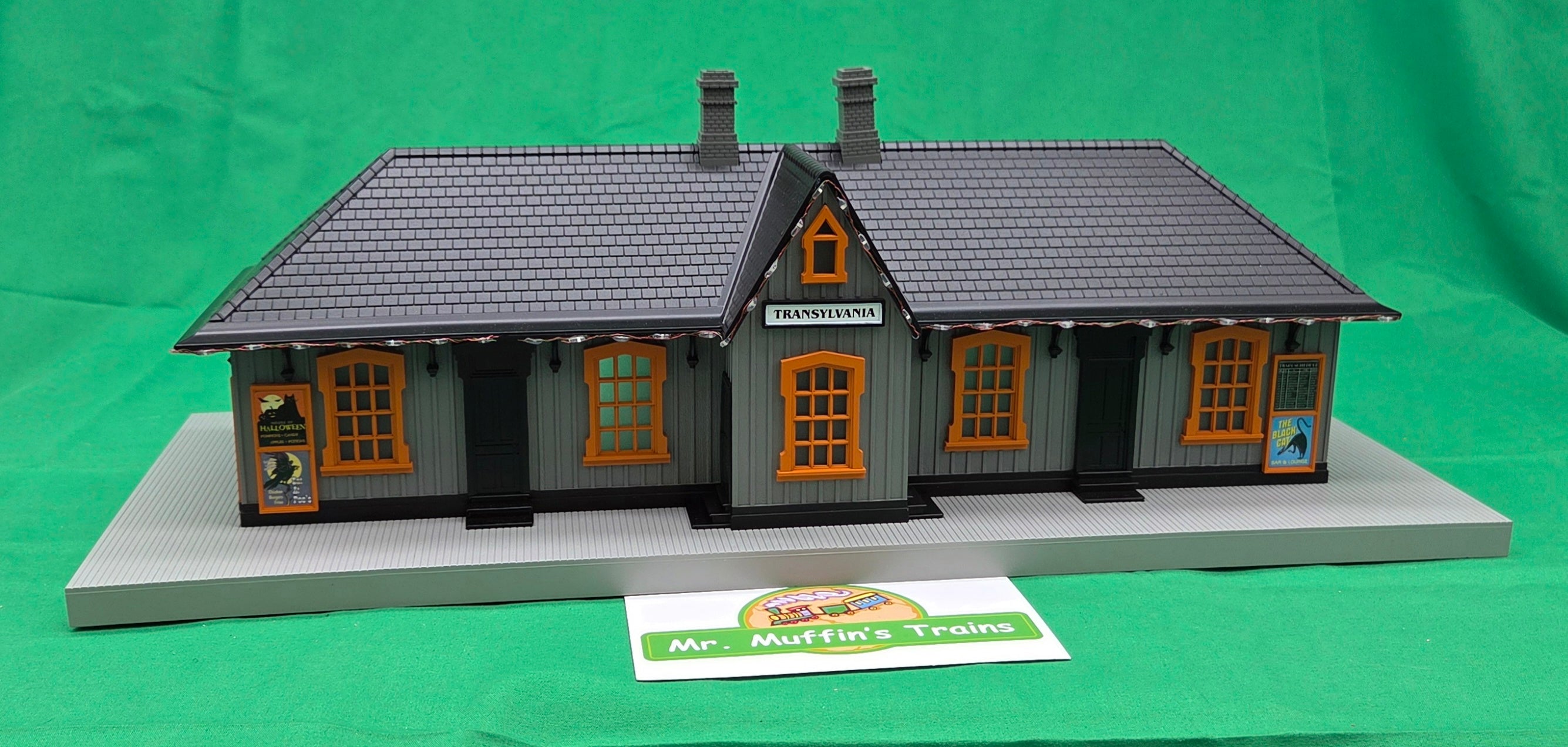 MTH 30-90760 - RailKing - Country Passenger Station "Transylvania" w/ Orange Lights