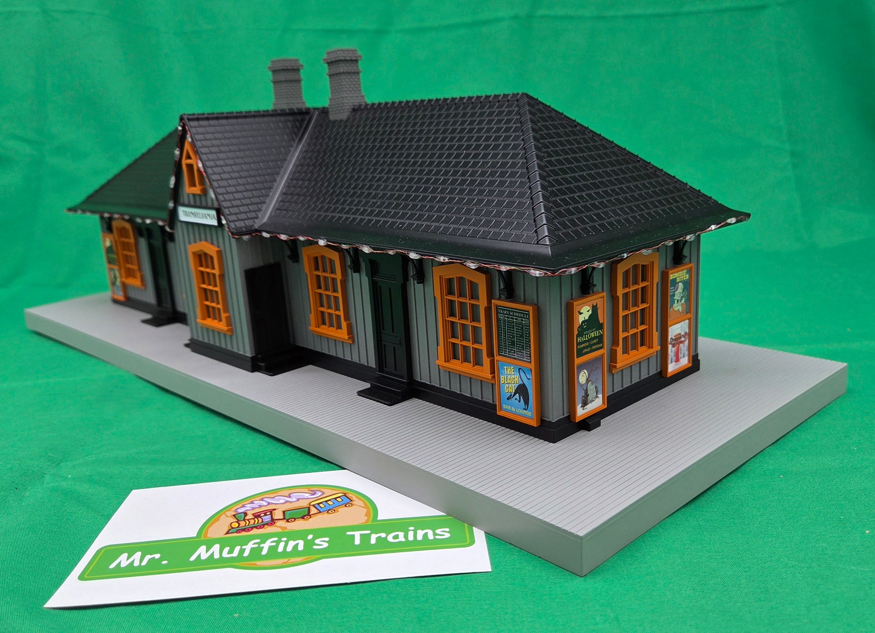 MTH 30-90760 - RailKing - Country Passenger Station "Transylvania" w/ Orange Lights