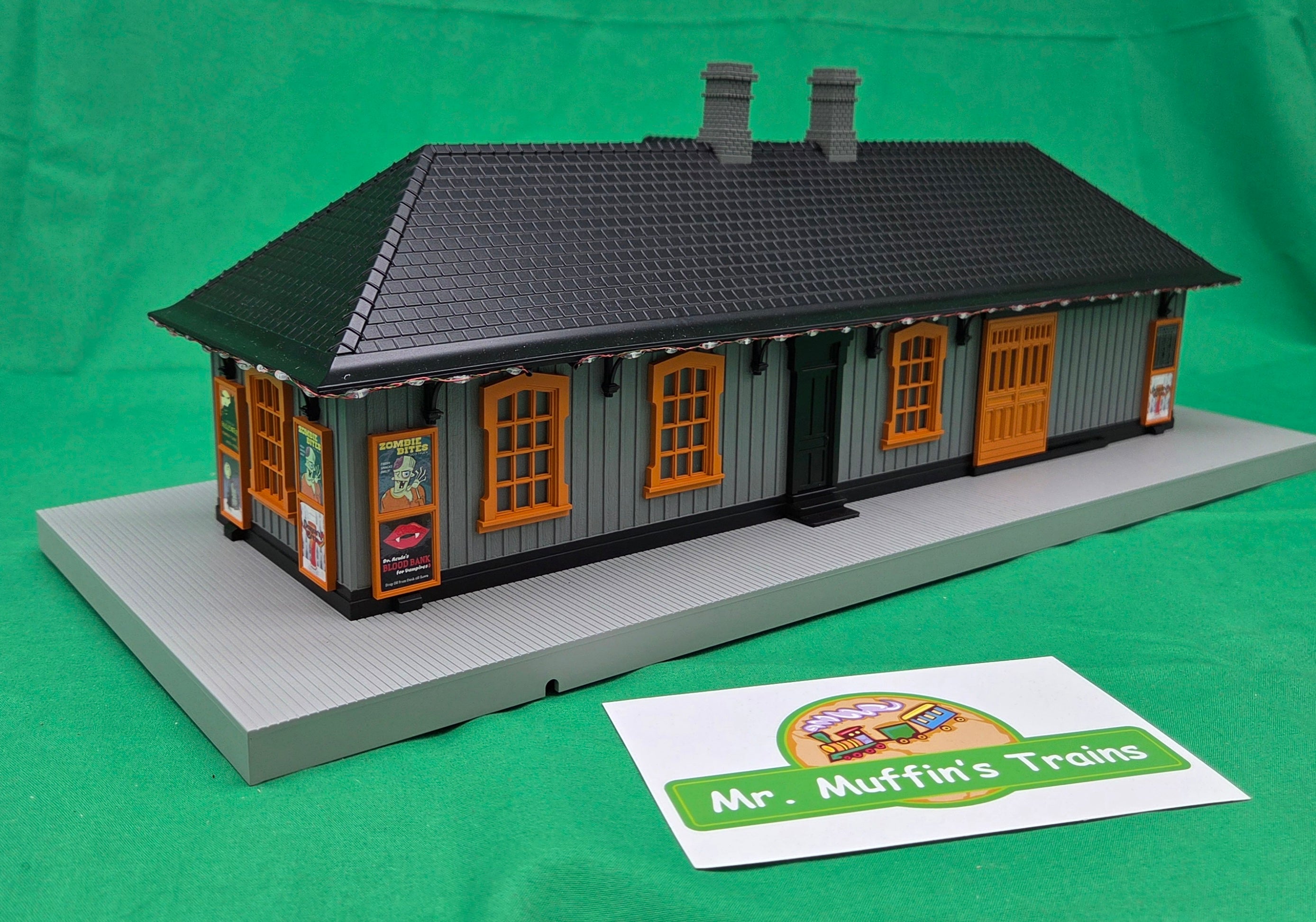 MTH 30-90760 - RailKing - Country Passenger Station "Transylvania" w/ Orange Lights