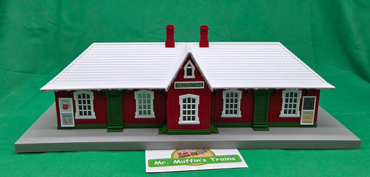 MTH 30-90761 - RailKing - Country Passenger Station "Christmastown" w/ Operating Christmas Lights