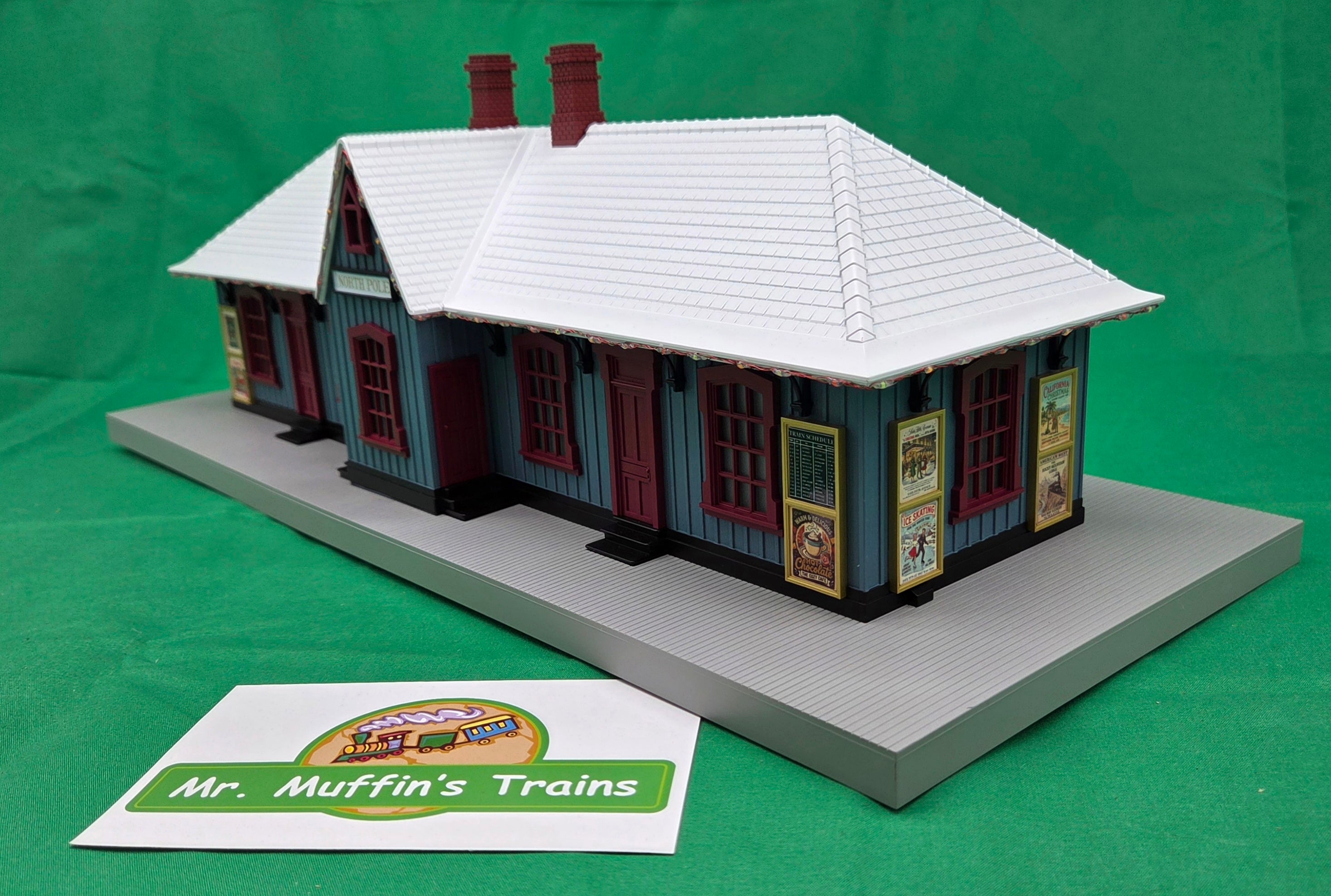 MTH 30-90762 - RailKing - Country Passenger Station "North Pole" w/ Operating Christmas Lights