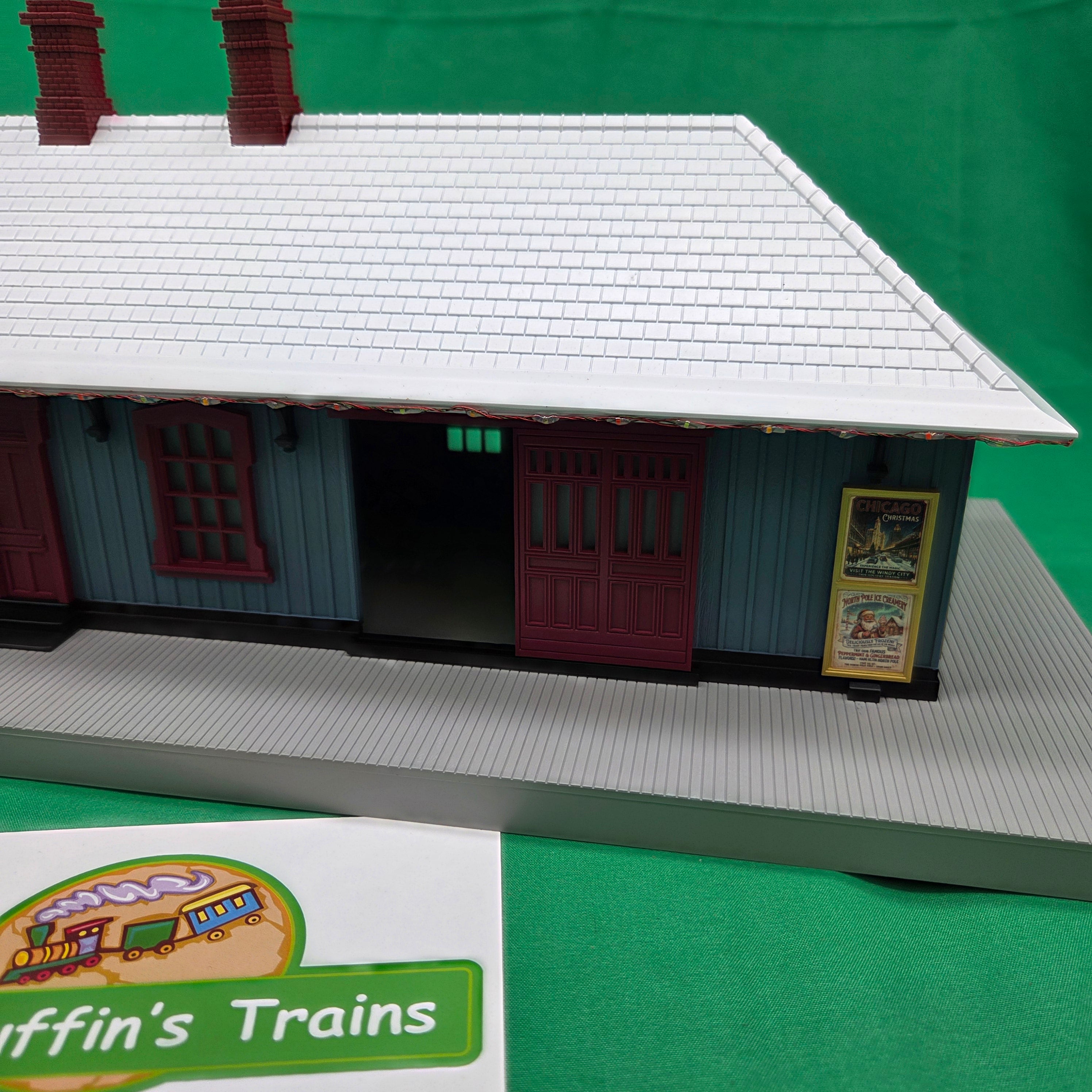 MTH 30-90762 - RailKing - Country Passenger Station "North Pole" w/ Operating Christmas Lights