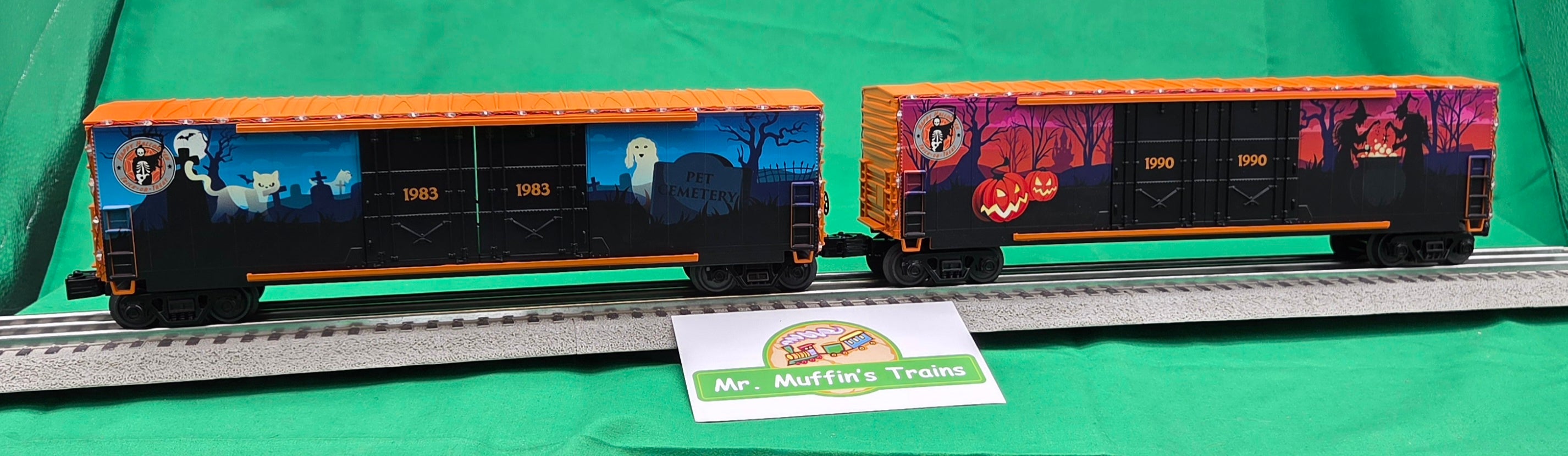 MTH 30-70169 - RailKing - 50’ Double Door Plugged Boxcar Set "Halloween" w/ LED Lights Set (4-Car)