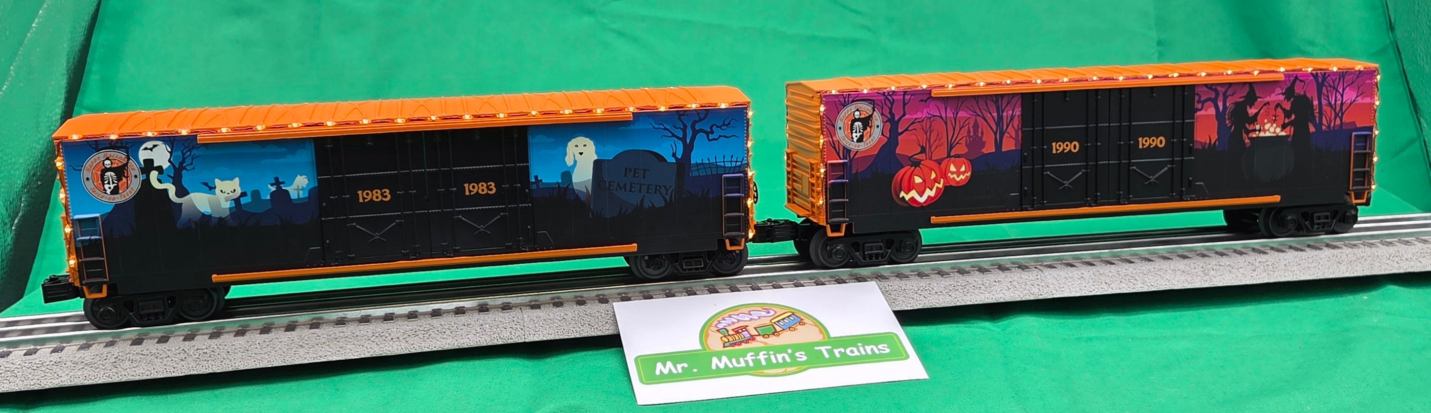 MTH 30-70169 - RailKing - 50’ Double Door Plugged Boxcar Set "Halloween" w/ LED Lights Set (4-Car)