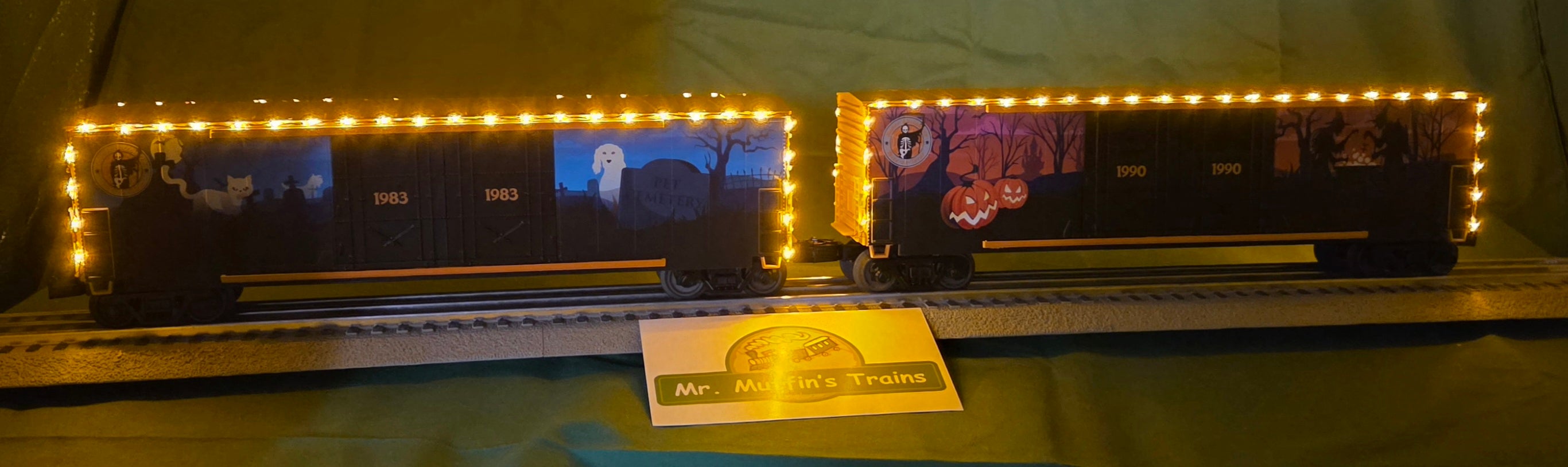 MTH 30-70169 - RailKing - 50’ Double Door Plugged Boxcar Set "Halloween" w/ LED Lights Set (4-Car)