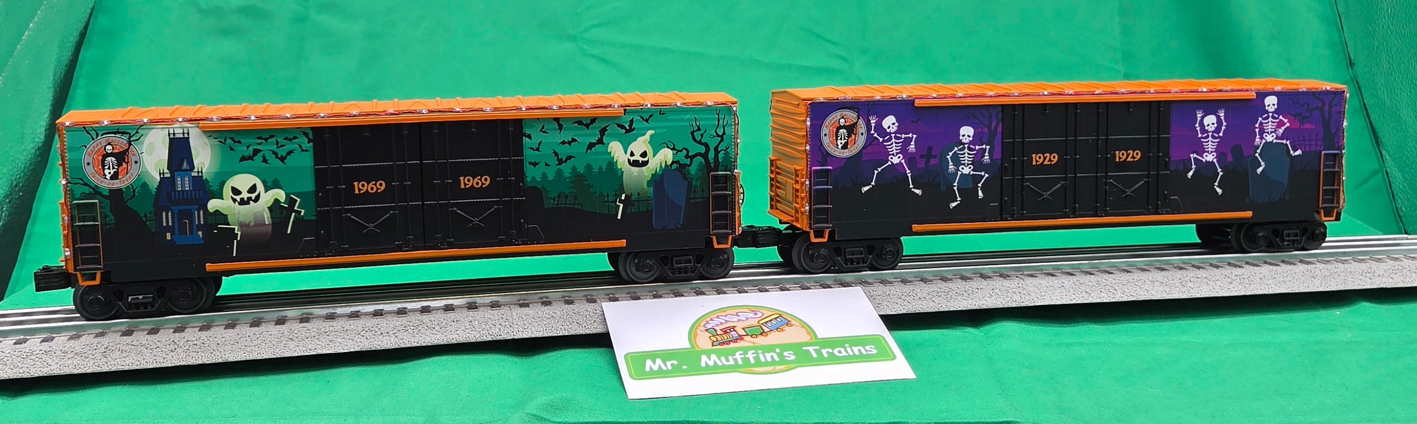 MTH 30-70169 - RailKing - 50’ Double Door Plugged Boxcar Set "Halloween" w/ LED Lights Set (4-Car)