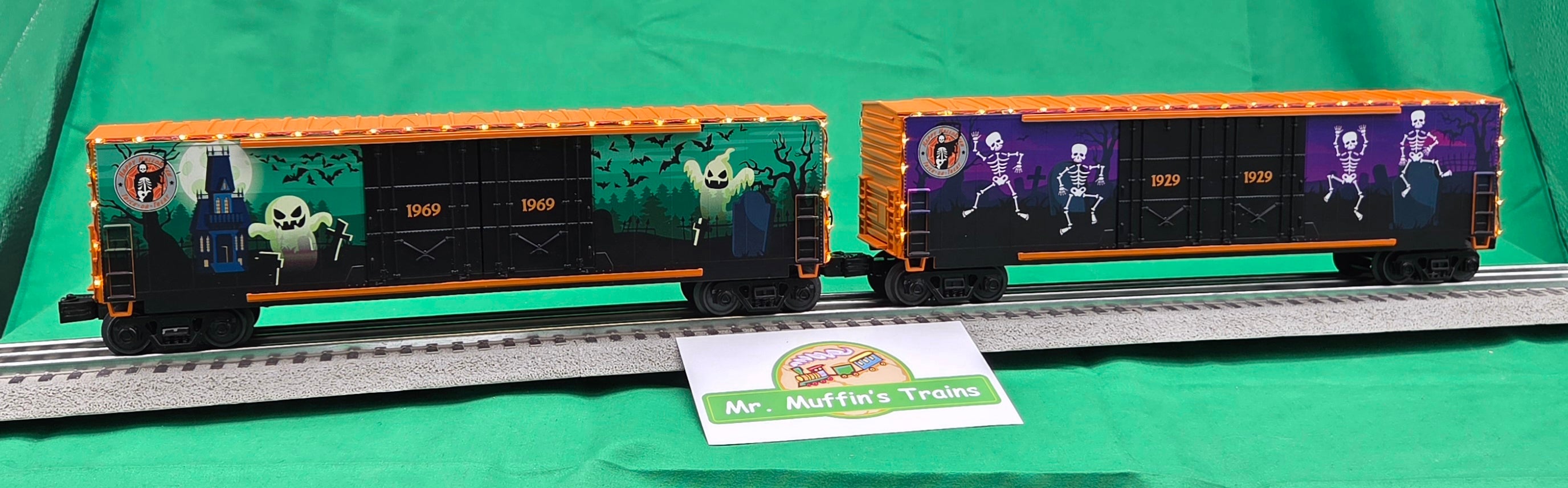MTH 30-70169 - RailKing - 50’ Double Door Plugged Boxcar Set "Halloween" w/ LED Lights Set (4-Car)