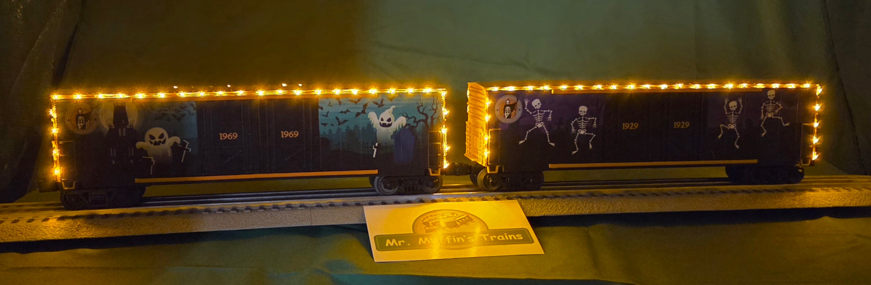 MTH 30-70169 - RailKing - 50’ Double Door Plugged Boxcar Set "Halloween" w/ LED Lights Set (4-Car)