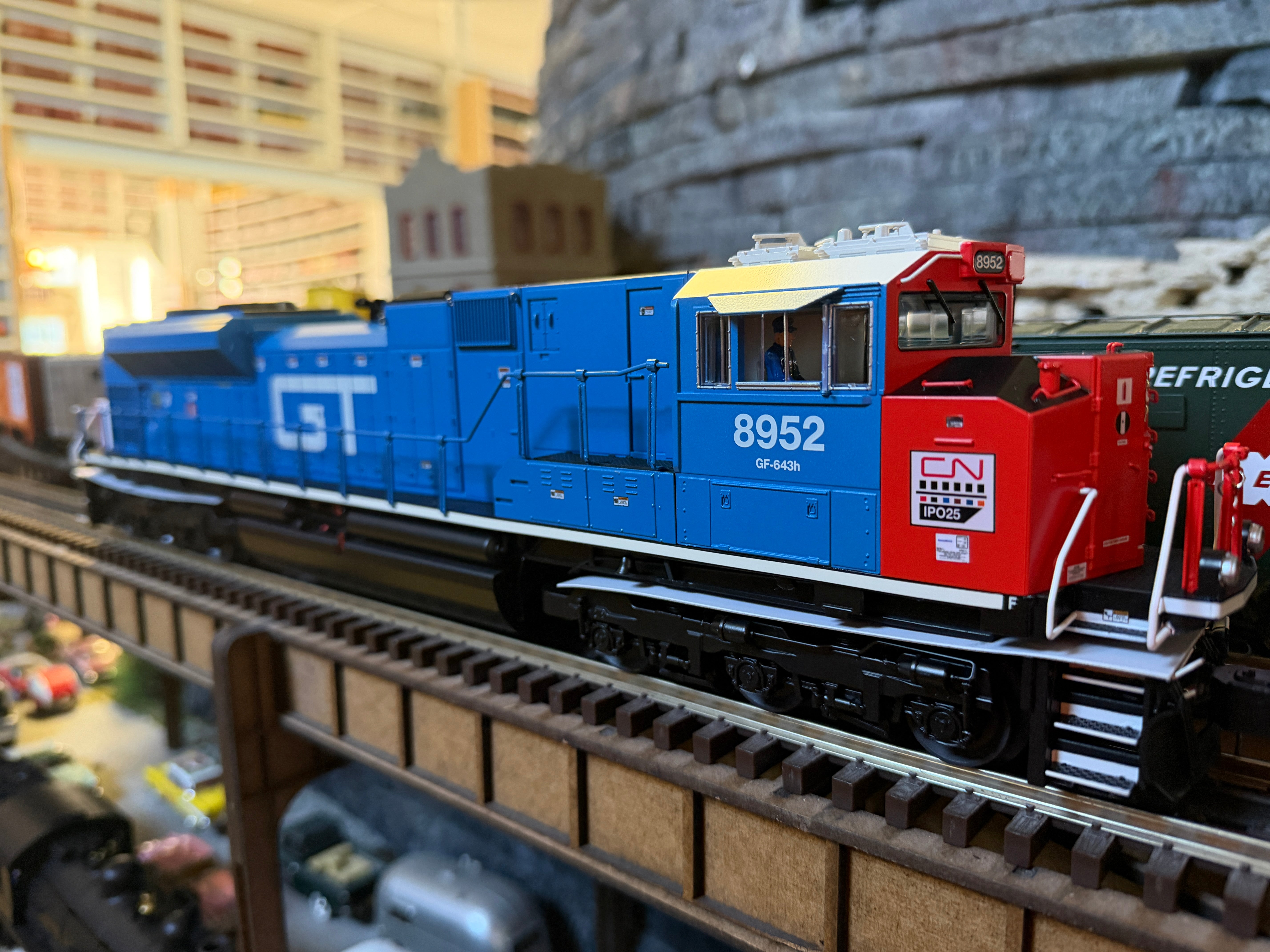 Lionel 2533171 - Legacy SD70M-2 Diesel Locomotive "Grand Trunk" #8952