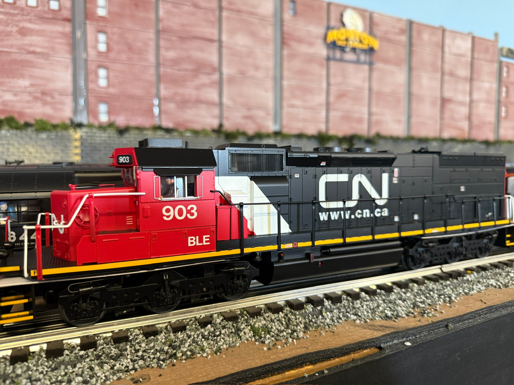 Lionel 2533821 - Legacy SD40T-2 Diesel Locomotive "Canadian National" #902