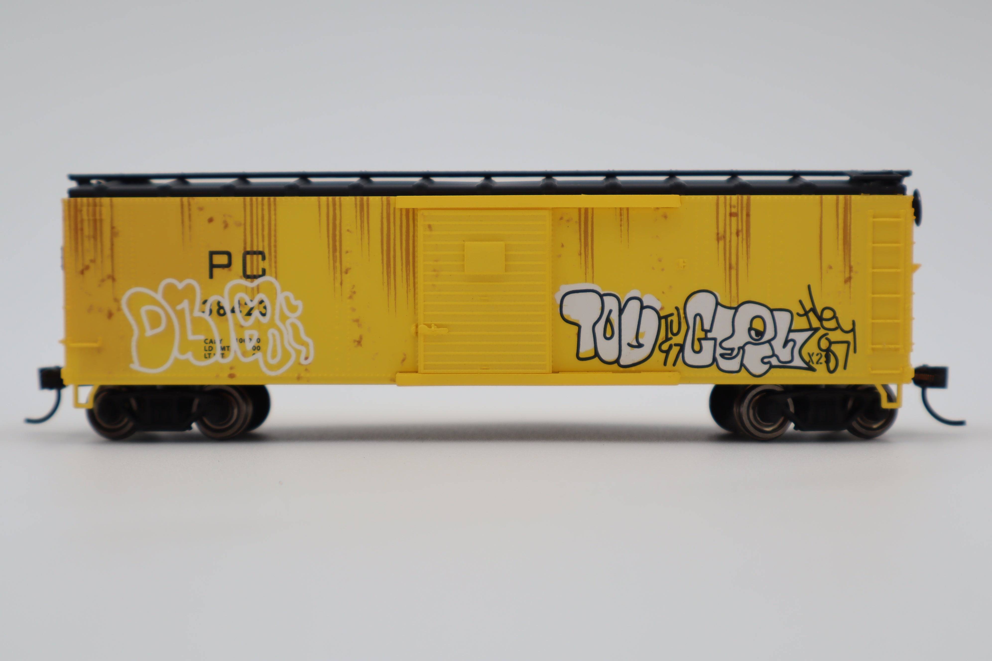Lionel HO 2454700 - Boxcar "Penn Central" #38423 (Graffiti)