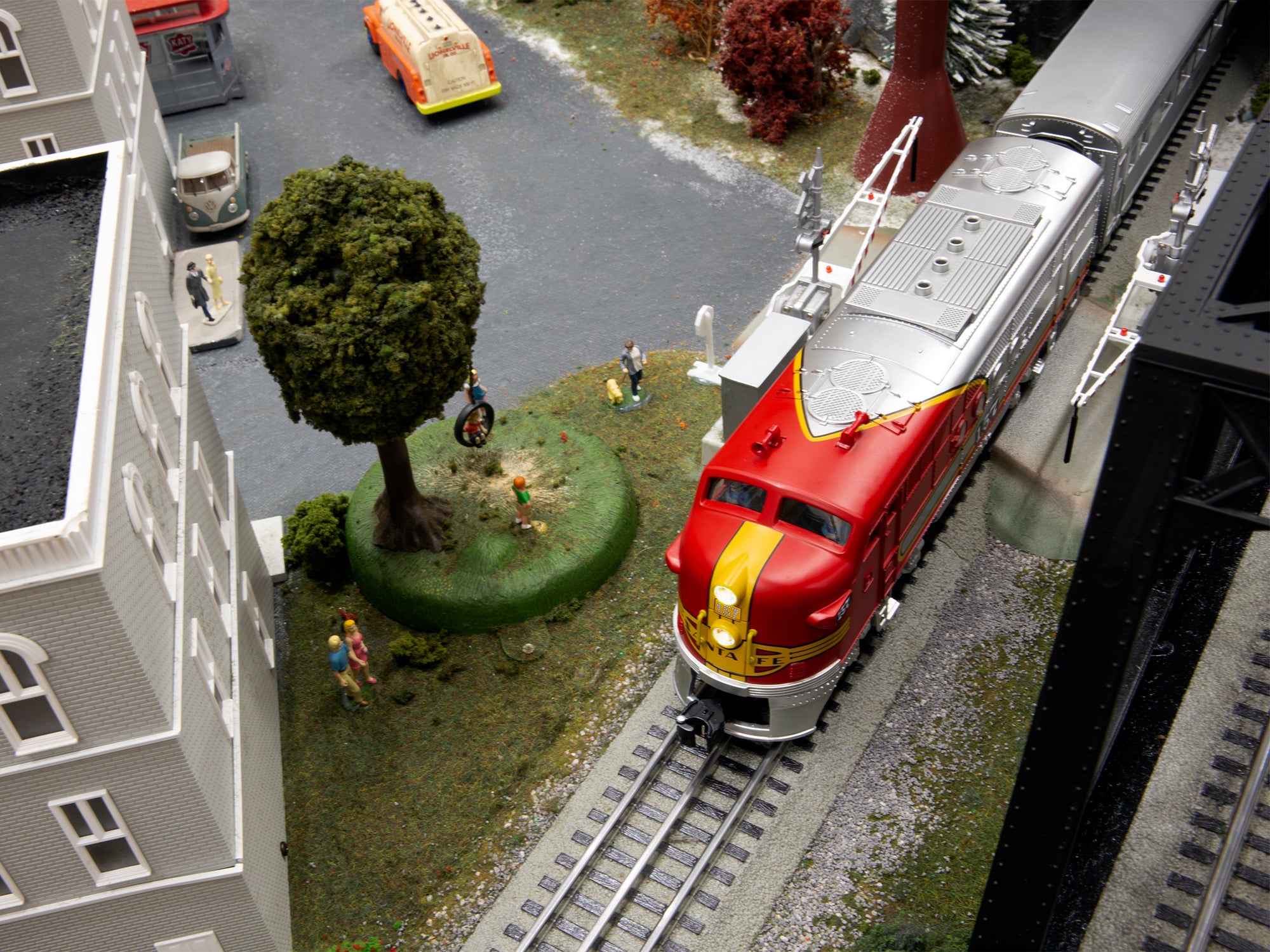 Lionel 2623110 - Santa Fe Super Chief LionChief Set with Bluetooth 5.0