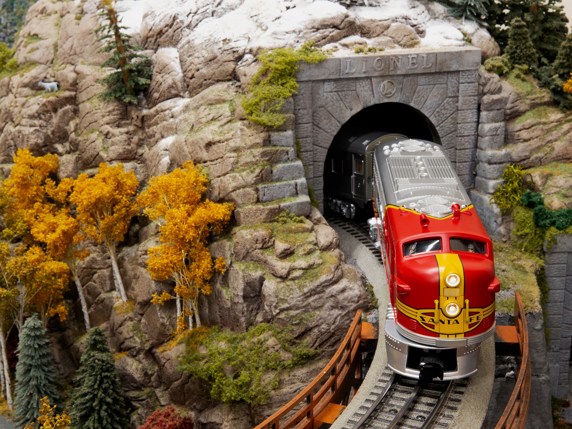 Lionel 2623110 - Santa Fe Super Chief LionChief Set with Bluetooth 5.0