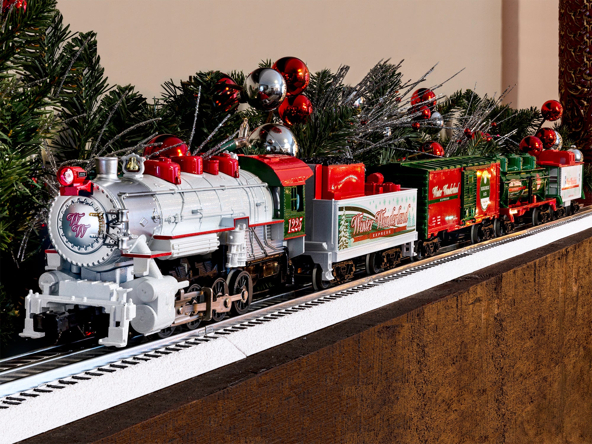 Lionel 2623140 - Winter Wonderland LionChief Set with Bluetooth 5.0