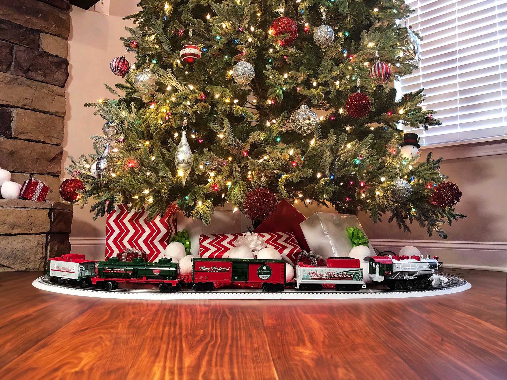 Lionel 2623140 - Winter Wonderland LionChief Set with Bluetooth 5.0