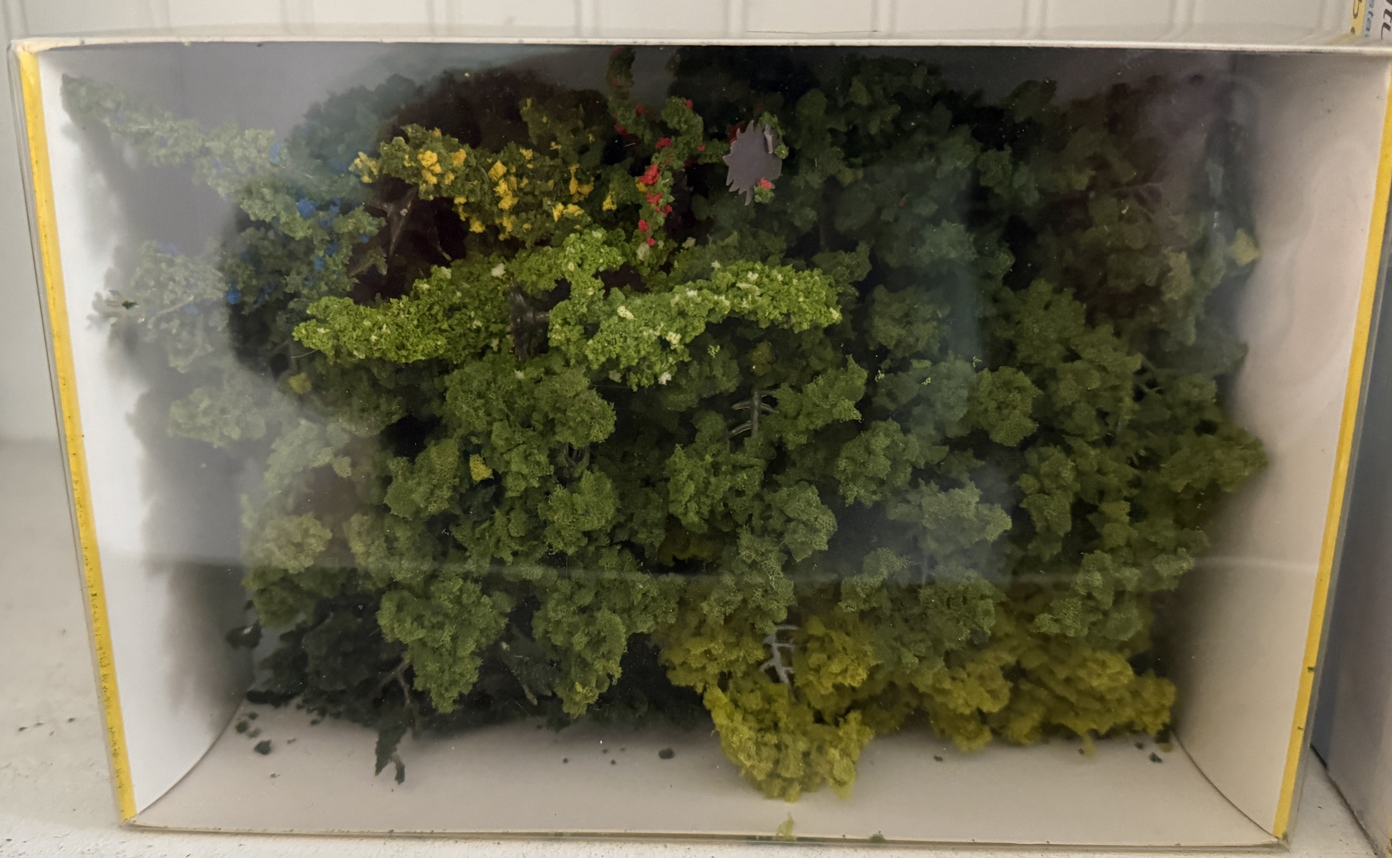 Scenic Express HK1436 - 2¼"- 4¾" Hardwood & Flowering Forest (21 Pack) - MrMuffin'sTrains