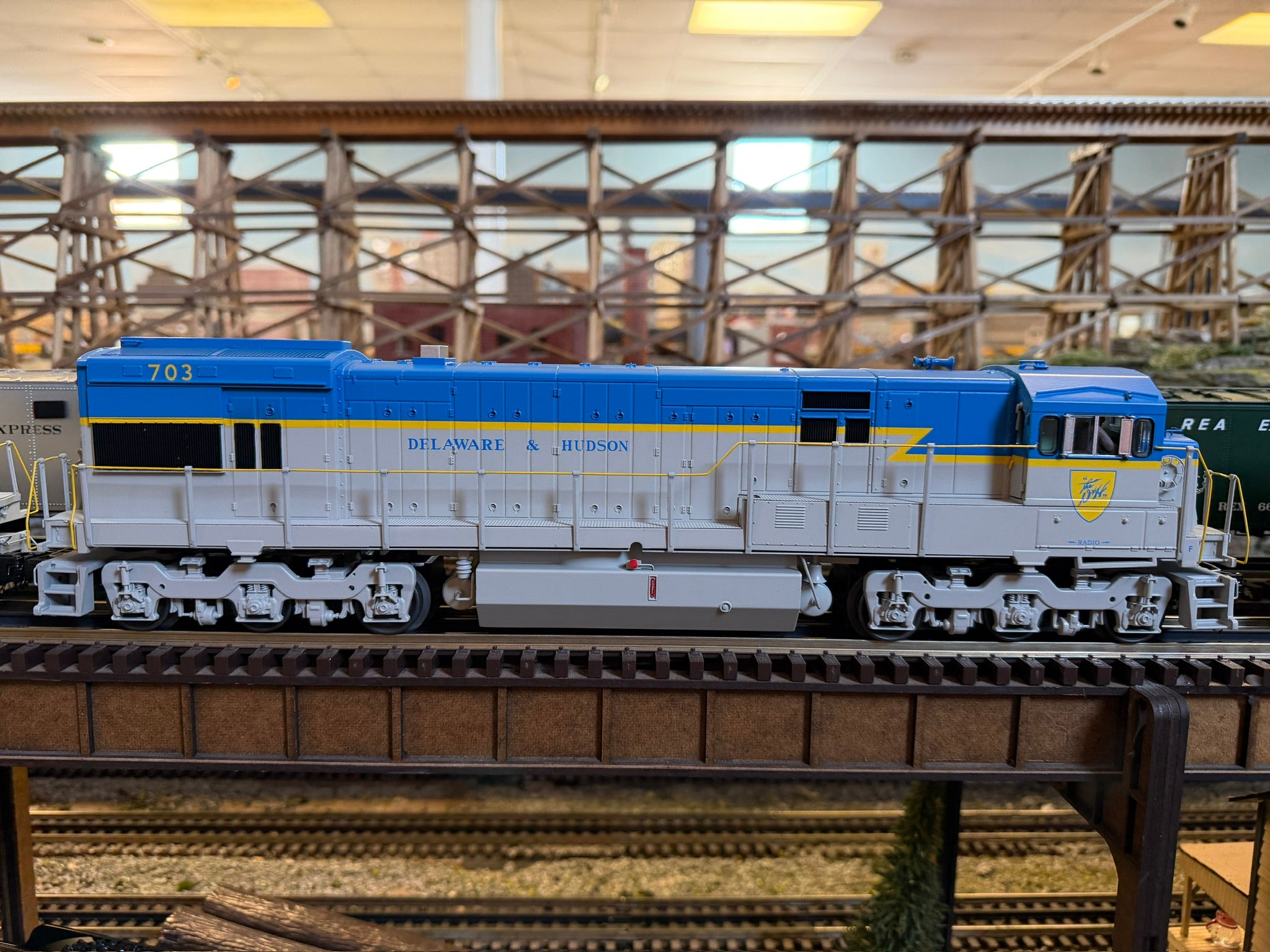 Atlas O 30138513 - Premier - U30C Diesel Locomotive "Delaware & Hudson" #703 (2-Rail) - MrMuffin'sTrains