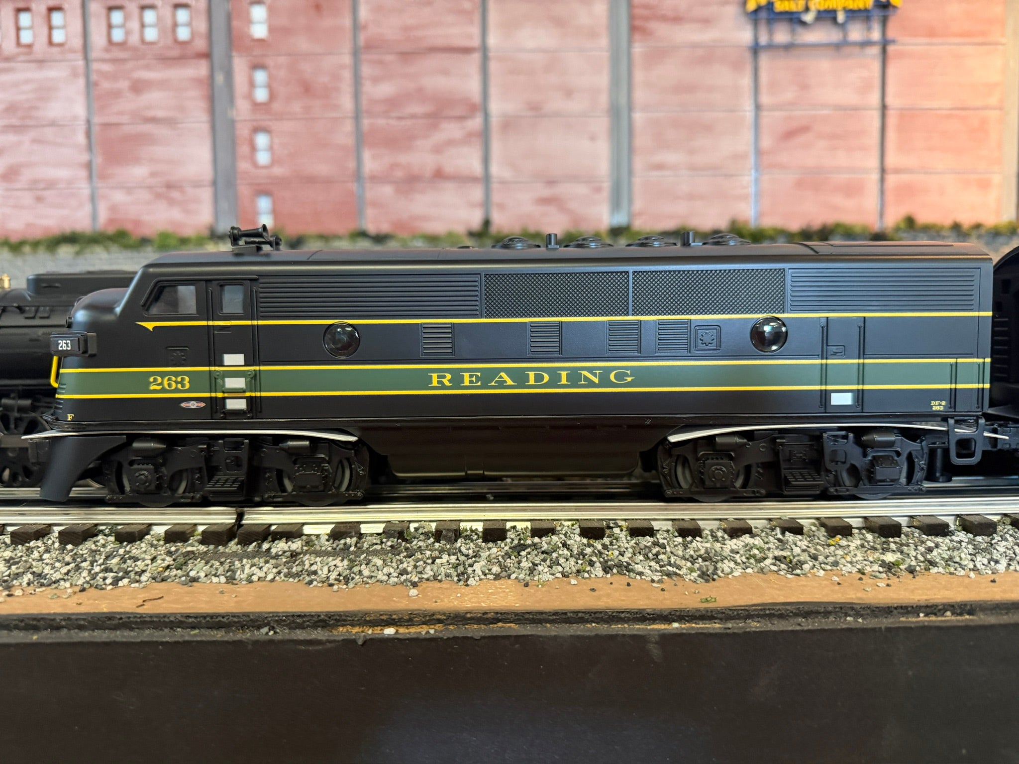 Lionel 2534080 - LionChief+ 2.0 F3 AA Diesel Set "Reading" #263/262