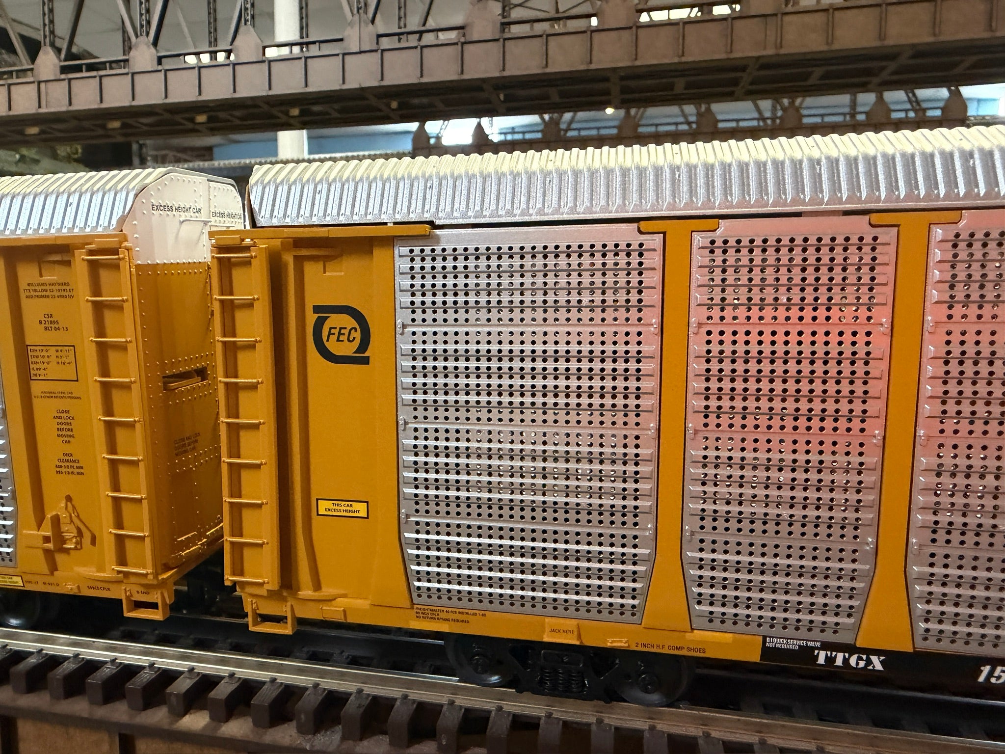 Lionel 2522070 - Legacy ES44 Autorack Set "Florida East Coast"