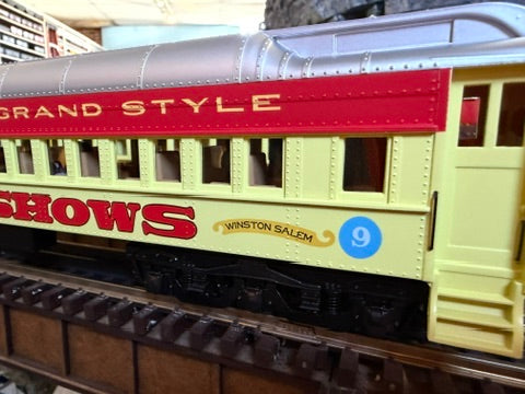 Atlas O 3001772A - Premier - Madison Heavyweight Passenger Cars "Strates Shows" (4-Car) Red