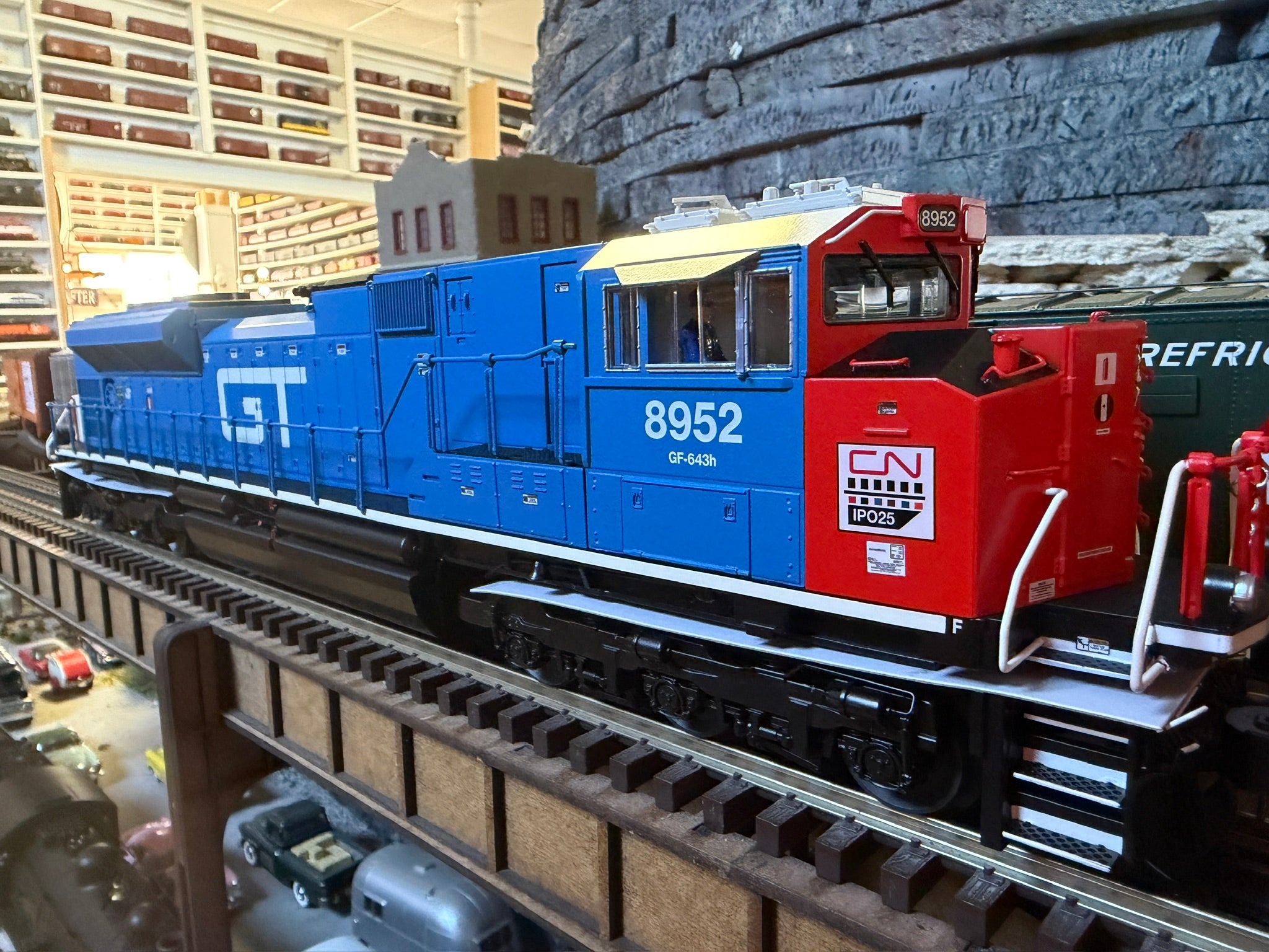 Lionel 2533171 - Legacy SD70M-2 Diesel Locomotive "Grand Trunk" #8952