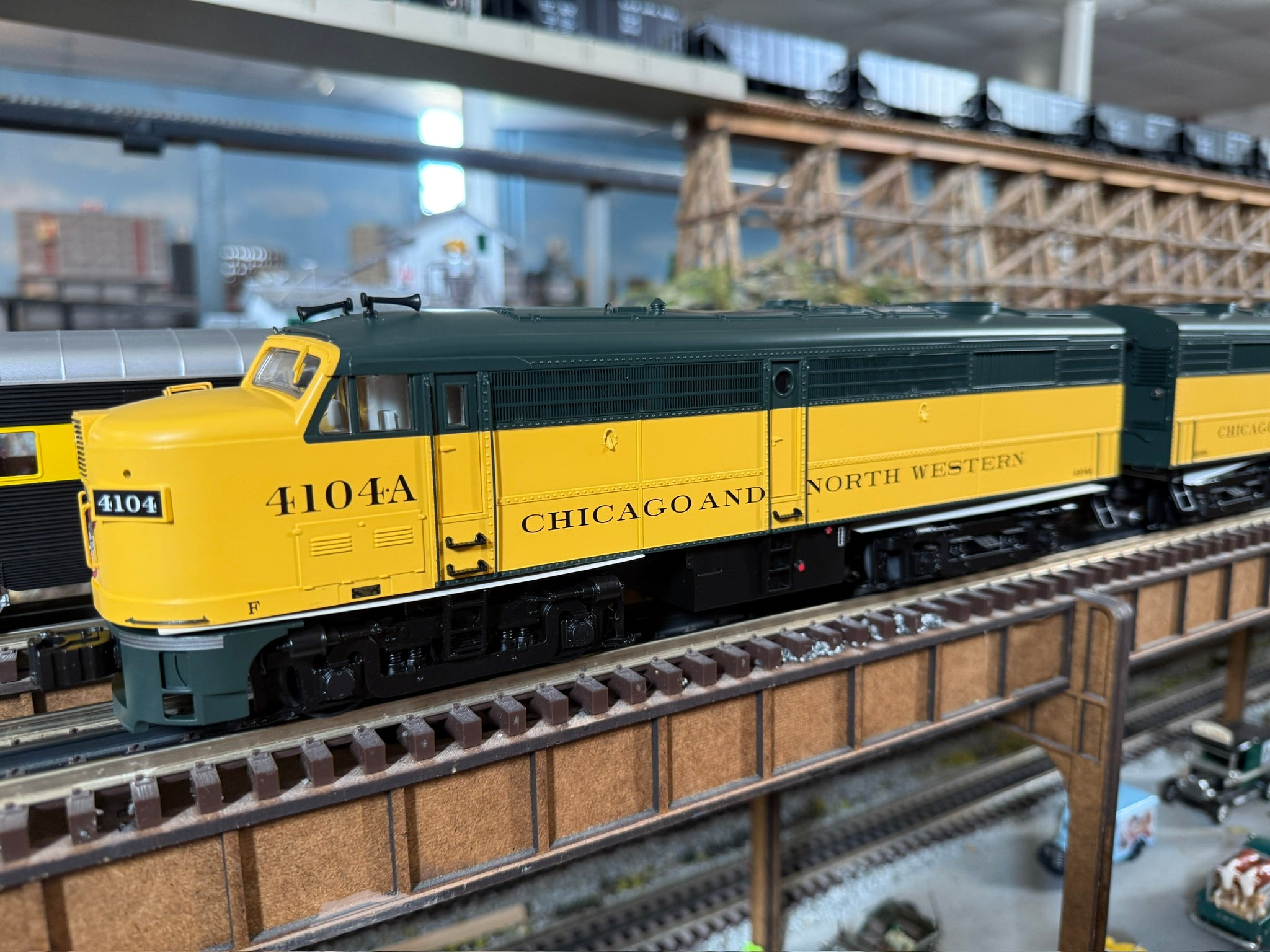 Lionel 2533900 - Legacy FA-2 AA Diesel Set "Chicago & North Western" #4103A/4104A