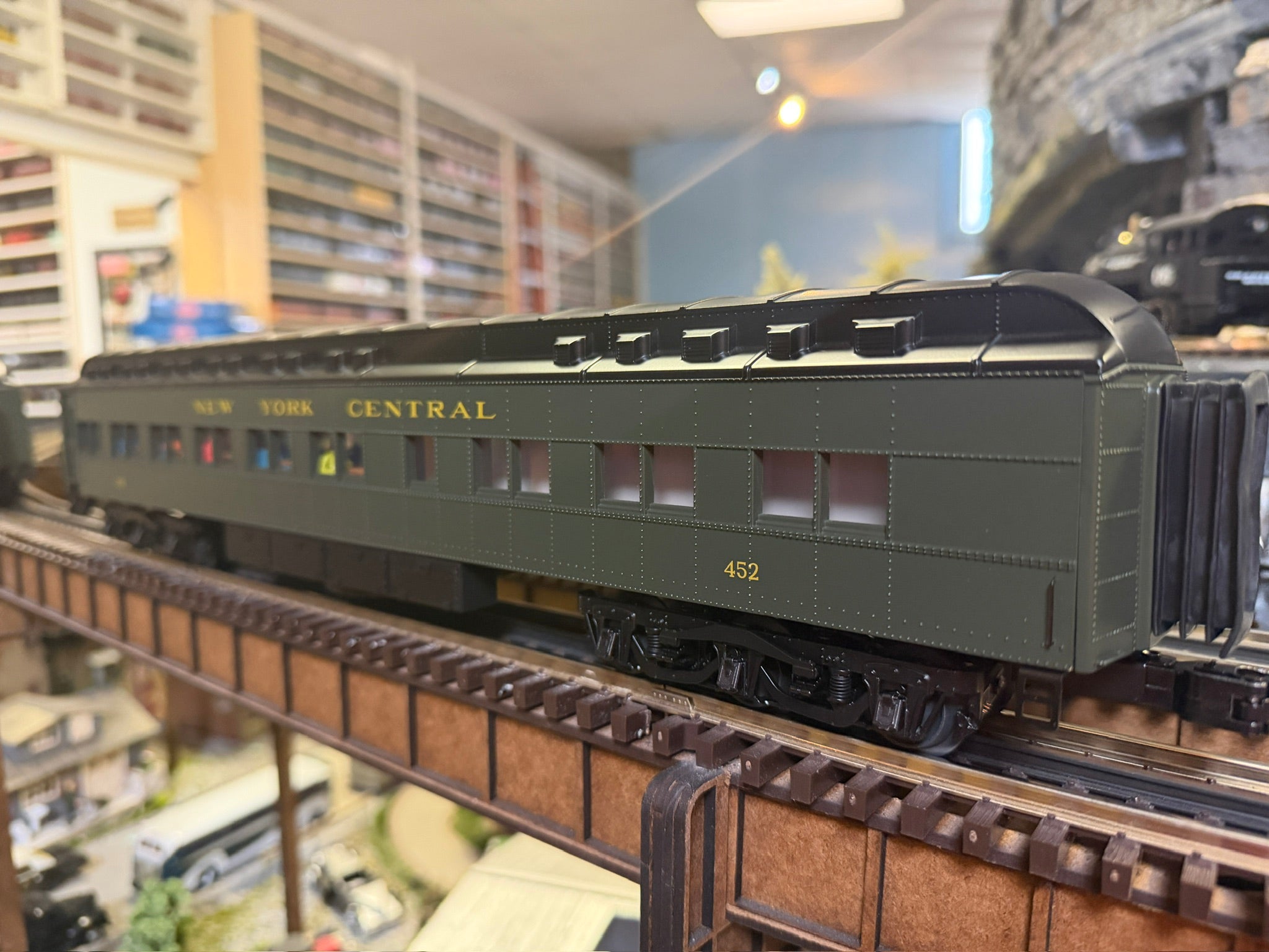 Lionel 2527610 - 18" StationSounds Diner "New York Central" #452