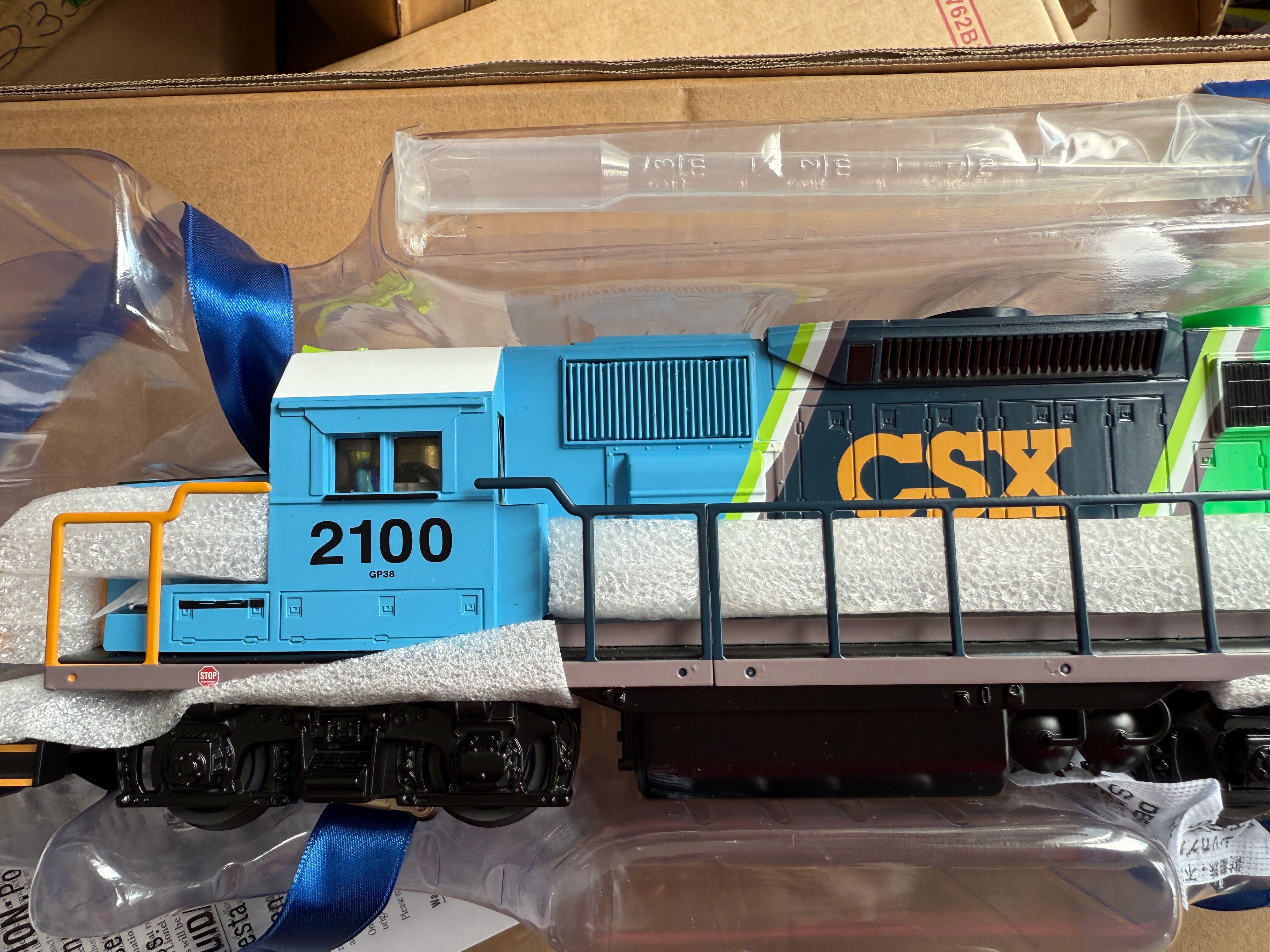 Lionel 2534010 -  LionChief+ 2.0 GP38 Diesel Locomotive "CSX" #2100