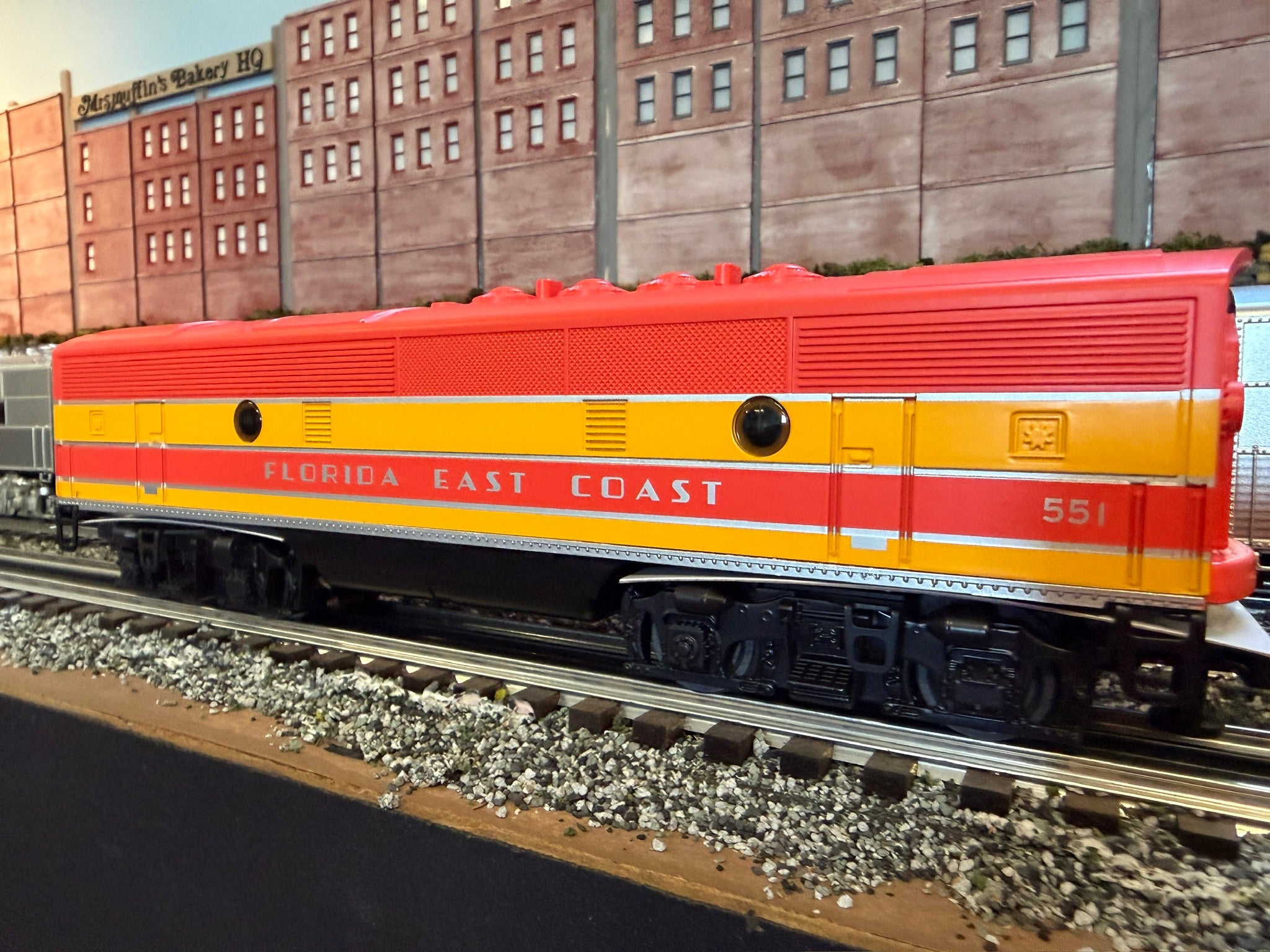 Lionel 2534079 - LionChief+ 2.0 F3B Diesel Locomotive "Florida East Coast" #551 - Powered