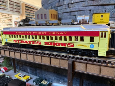 Atlas O 3001772B - Premier - Madison Heavyweight Passenger Cars "Strates Shows" (2-Car) Red - MrMuffin'sTrains