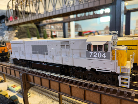 Atlas O 30138510 - Premier - U30C Diesel Locomotive "CSX" #7204 (ex-Louisville & Nashville Patch) - MrMuffin'sTrains