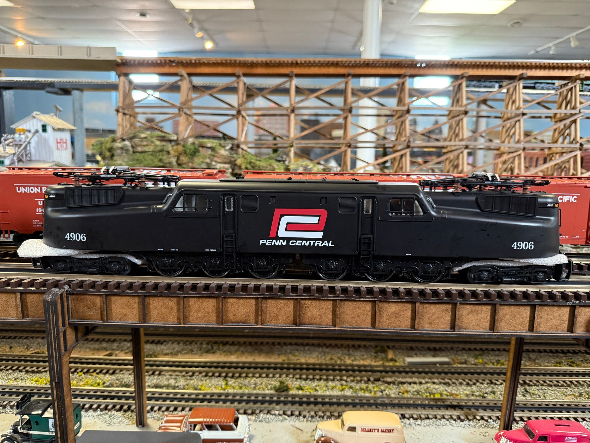 Lionel 2533050 - Vision Line GG1 Electric Engine "Penn Central" #4906