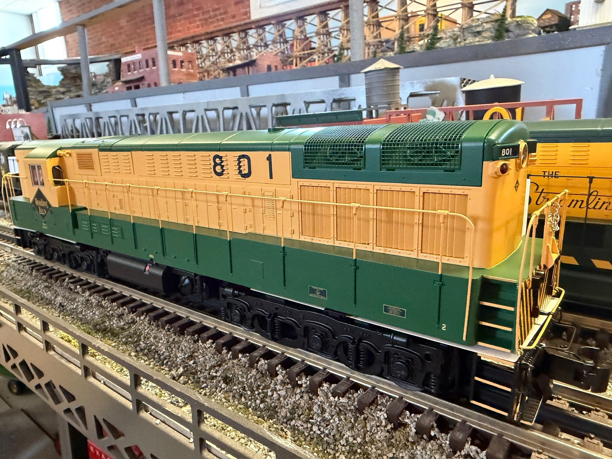 Lionel 2533712 - Legacy TrainMaster Diesel Locomotive "Reading" #867