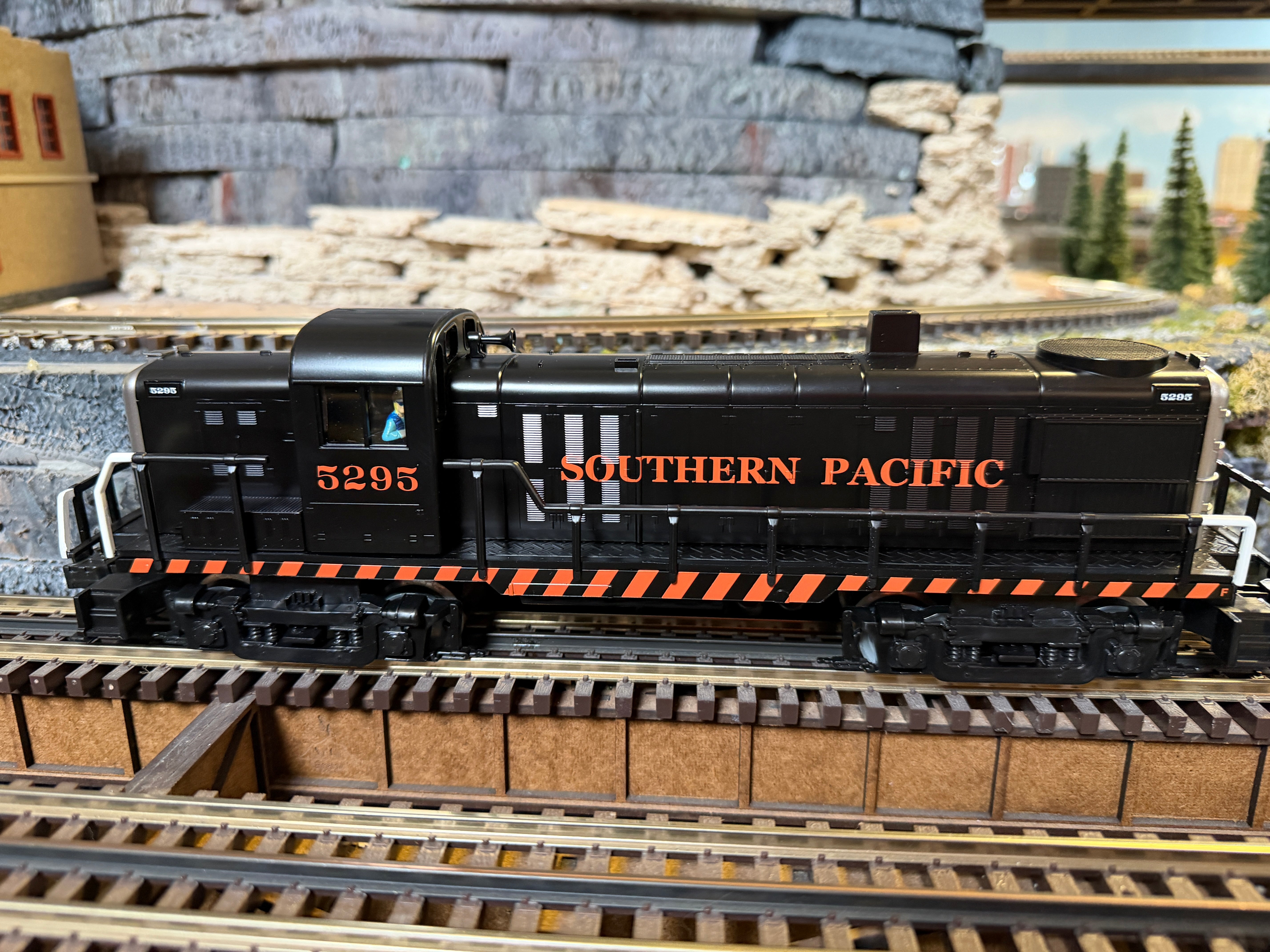 Lionel 2545070 - LionChief RS-3 Diesel Locomotive "Southern Pacific" #5295