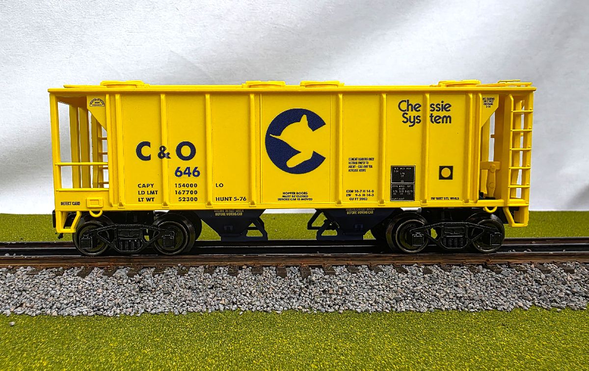 Ready Made Trains RMT-86304-1 - 2-Bay Covered Hopper Car "Chesapeake & Ohio" (Chessie)