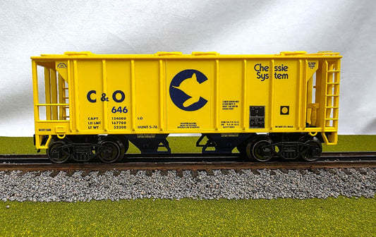 Ready Made Trains RMT-86304-1 - 2-Bay Covered Hopper Car "Chesapeake & Ohio" (Chessie)