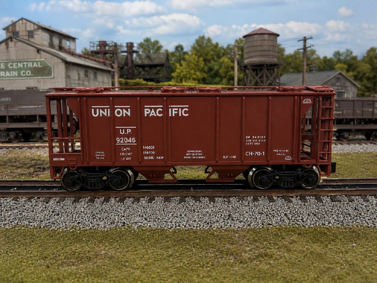 Ready Made Trains RMT-86317 - 2-Bay Covered Hopper Car "Union Pacific"
