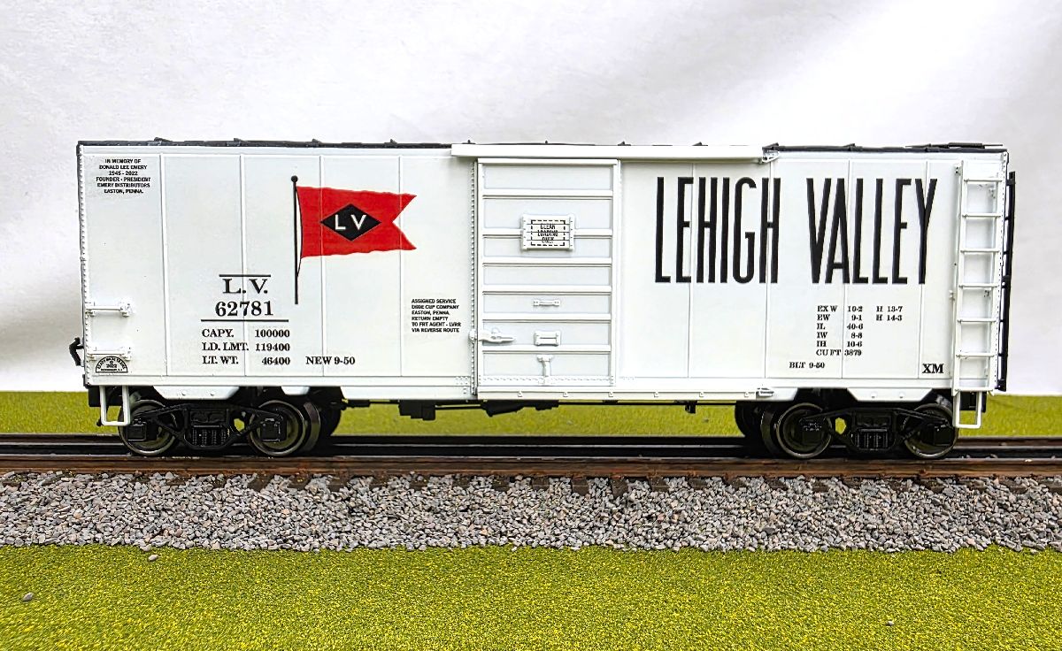 Ready Made Trains RMT-96438 - 40" PS-1 Boxcar "Lehigh Valley" (White)