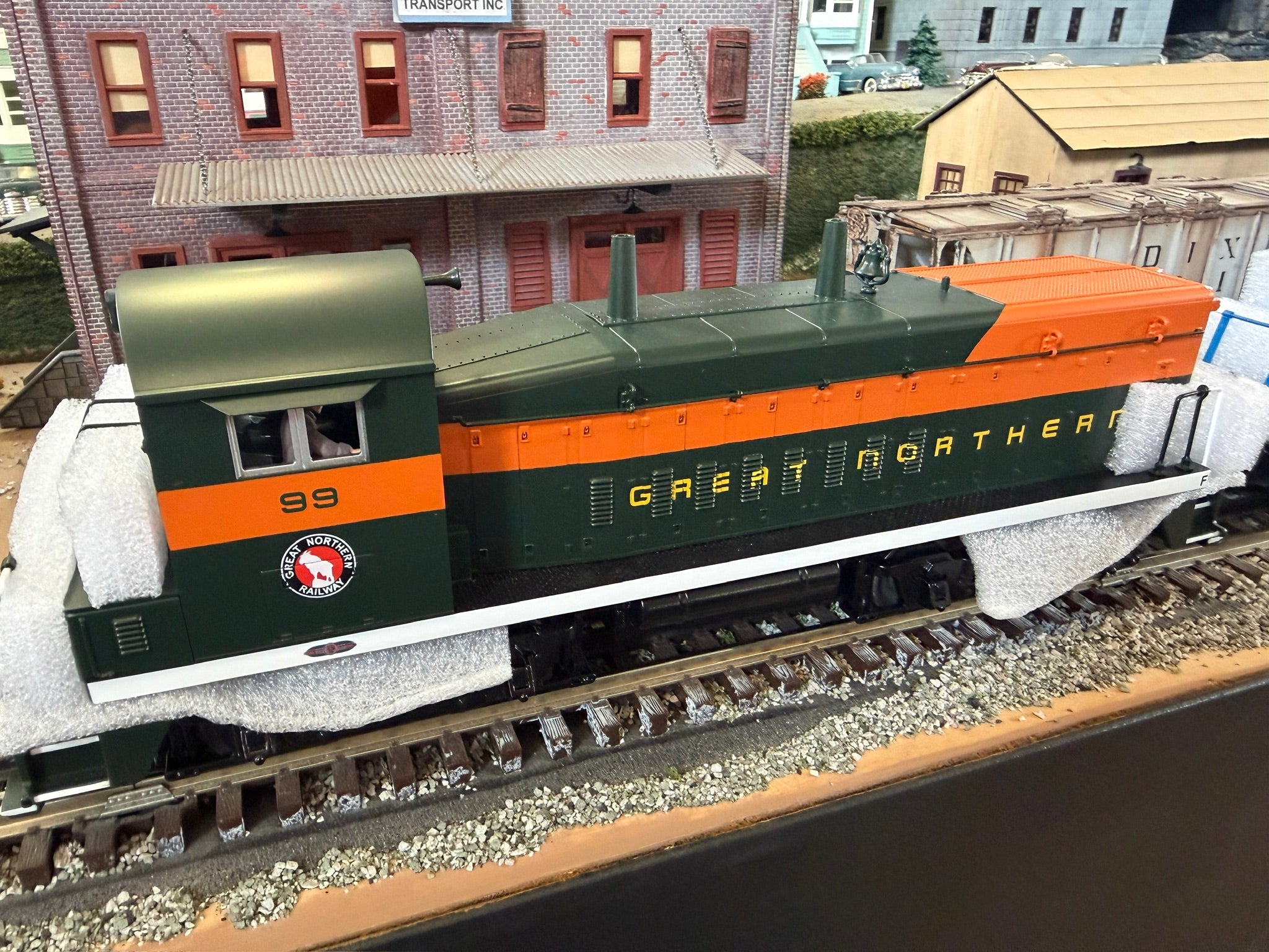 MTH 30-21303-1 - RailKing - SW-8 Switcher Diesel Engine "Great Northern" #99 w/ PS3
