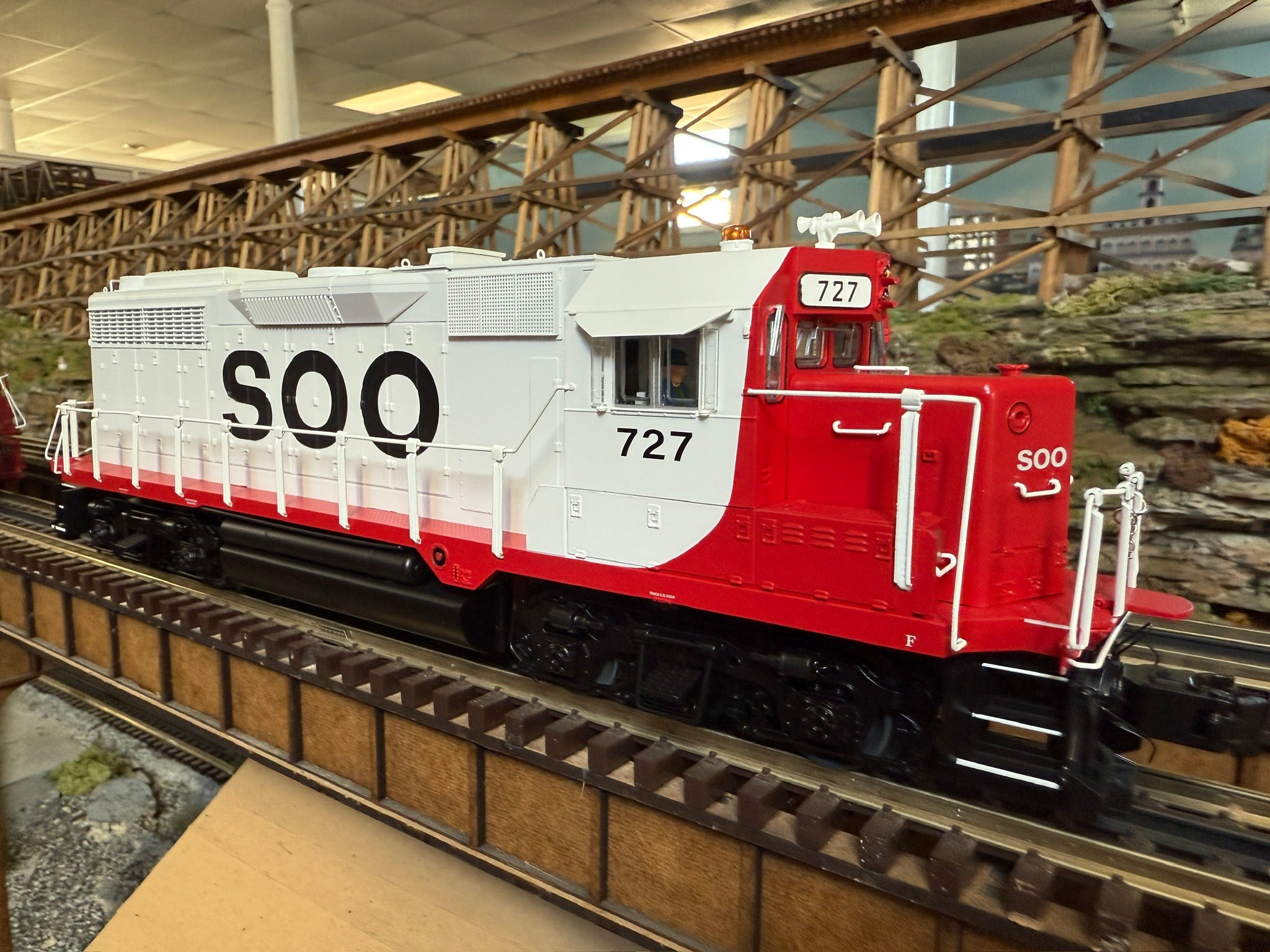 Lionel 2533955 - Legacy GP35 Diesel Locomotive "SOO Line" #724 - Custom Run for MrMuffin'sTrains