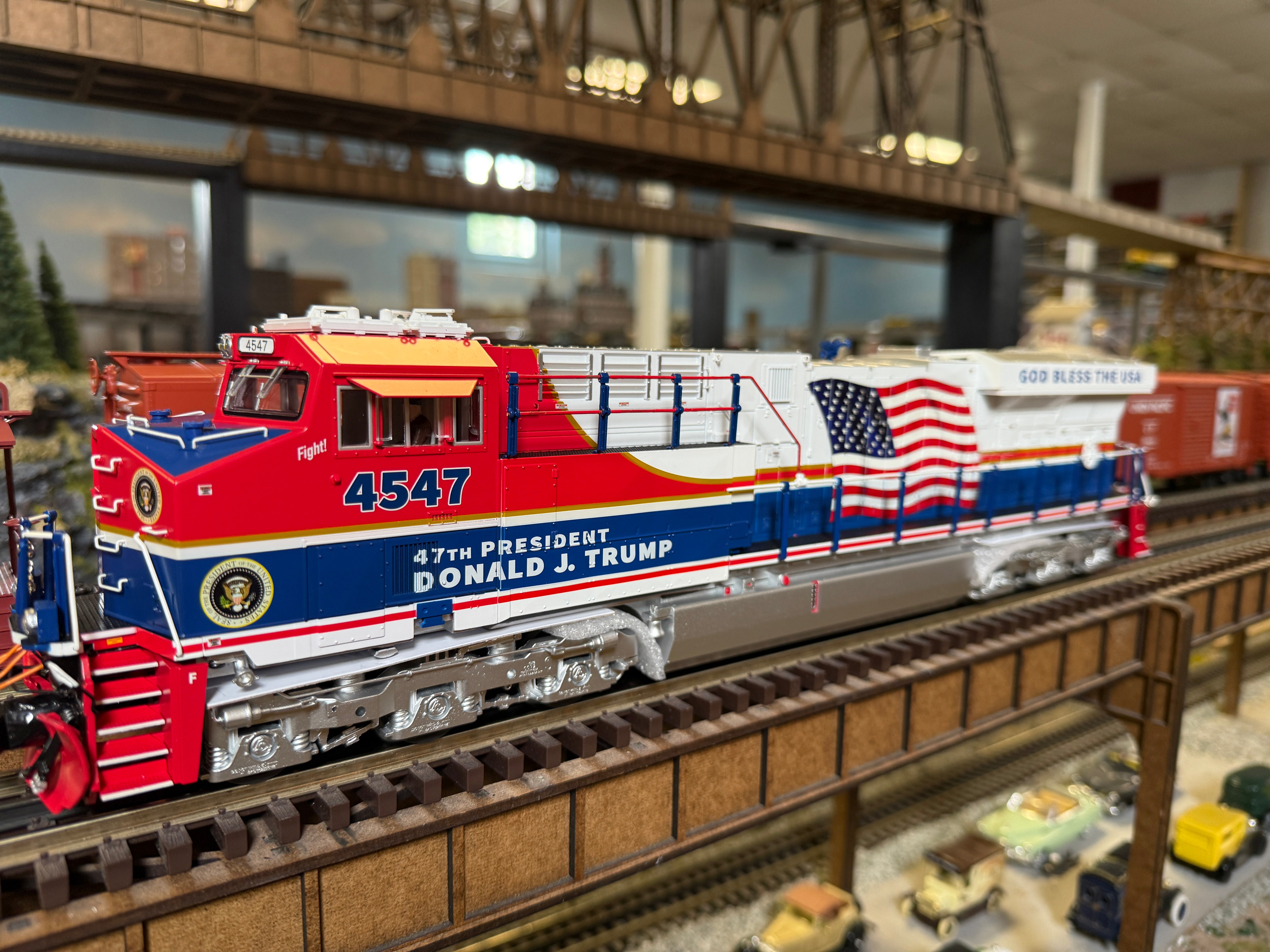 Lionel 2533047 - Legacy ES44 Diesel Locomotive "Trump" #4547